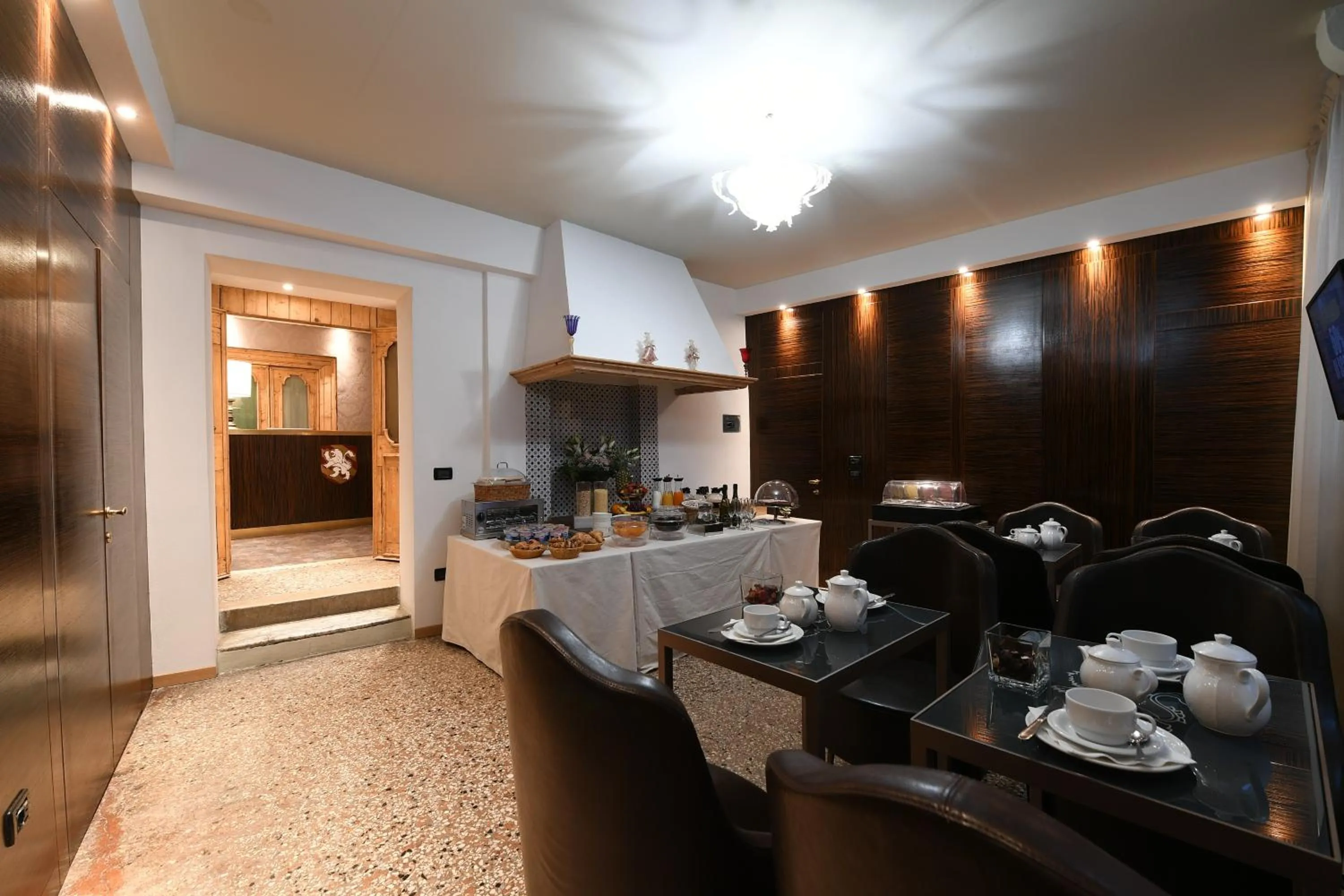 Communal lounge/ TV room in Locanda Leon Bianco on the Grand Canal