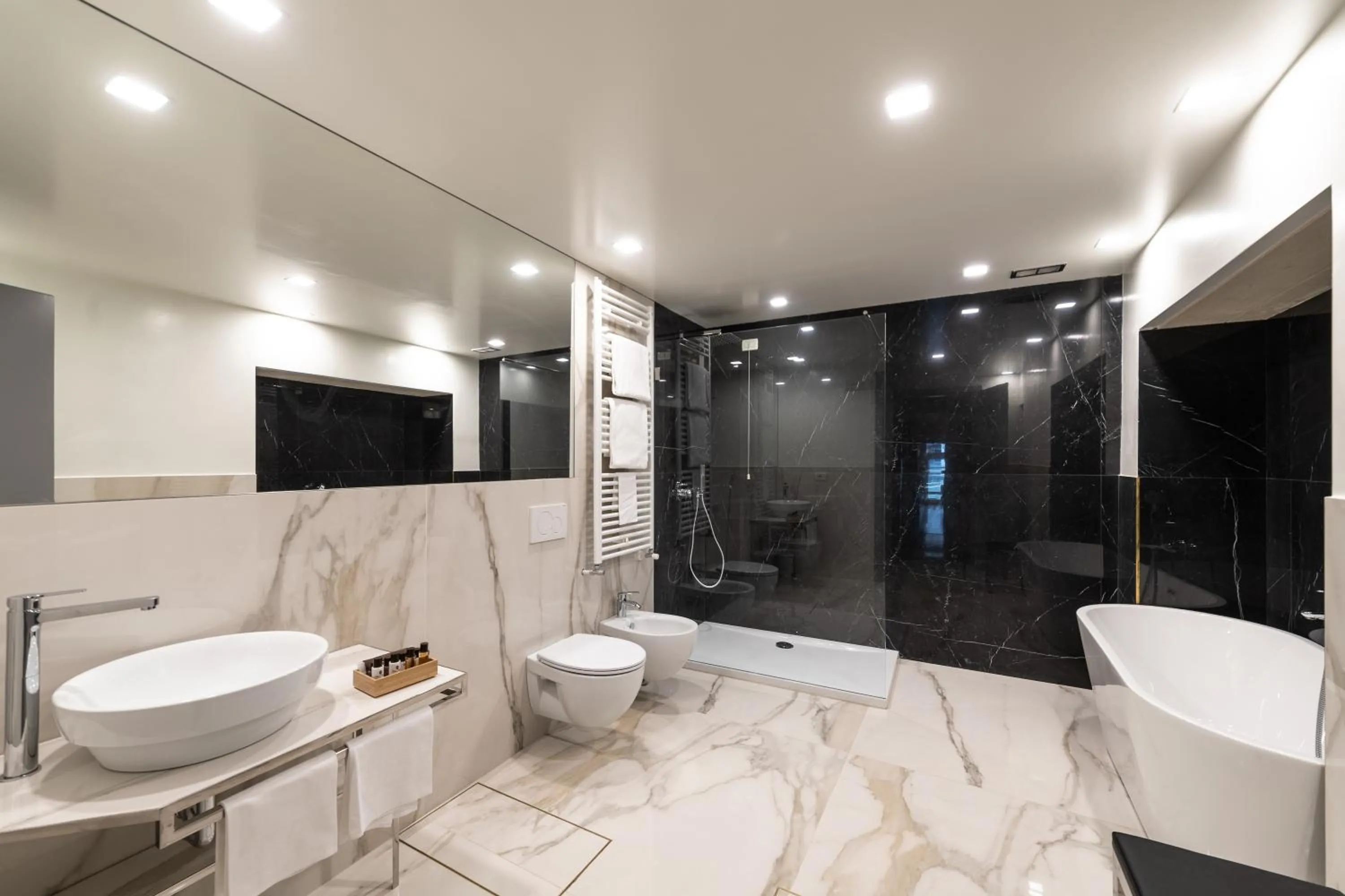 Bathroom in Locanda Leon Bianco on the Grand Canal