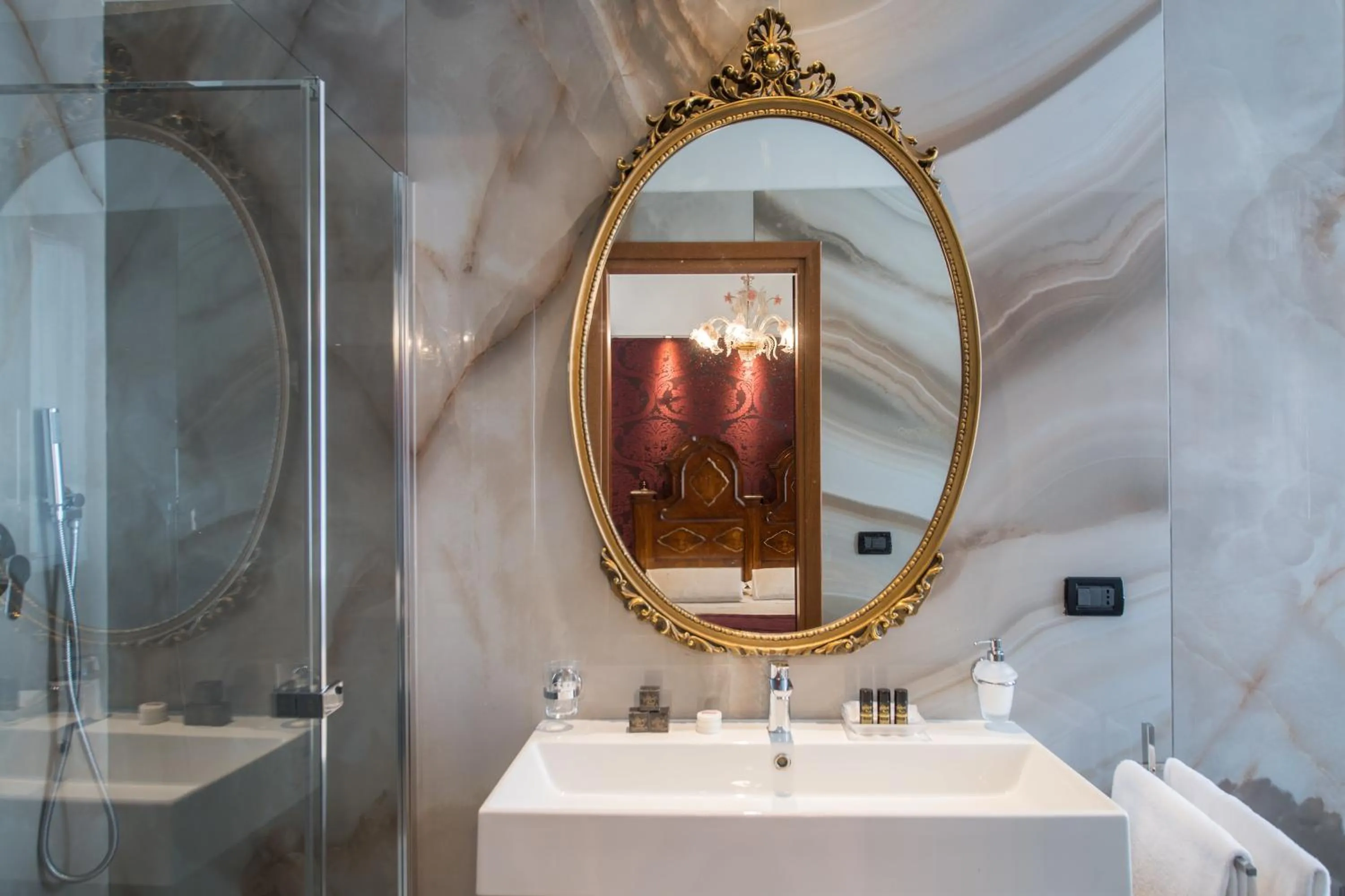 Bathroom in Locanda Leon Bianco on the Grand Canal