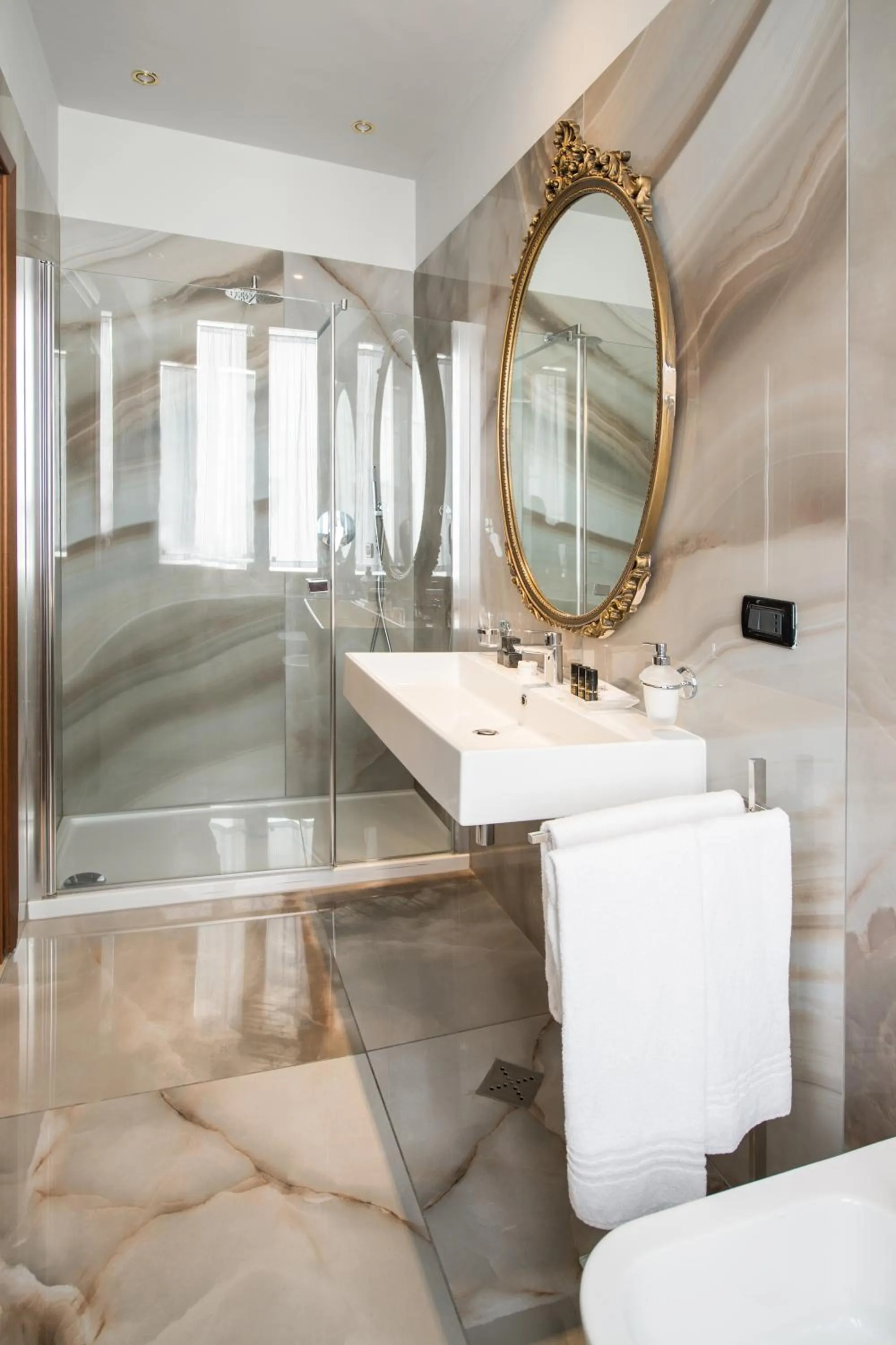 Bathroom in Locanda Leon Bianco on the Grand Canal