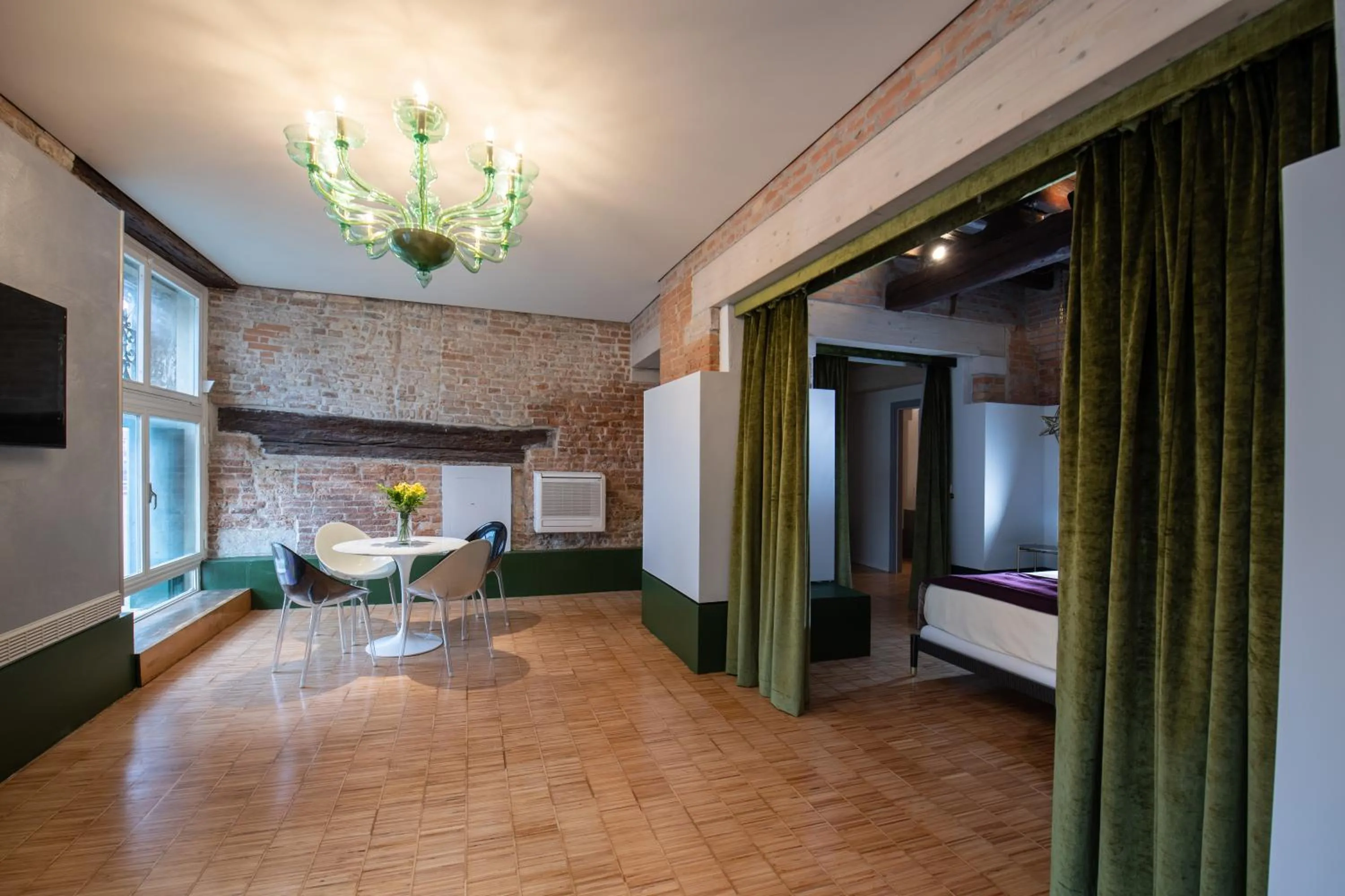 Photo of the whole room, Bed in Locanda Leon Bianco on the Grand Canal