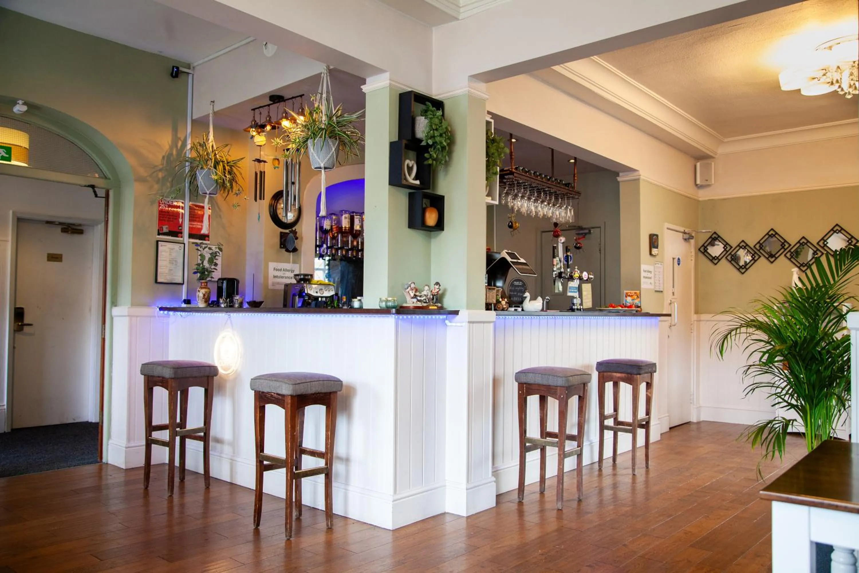 Lounge or bar in Pine Lodge Hotel & Restaurant Mansfield