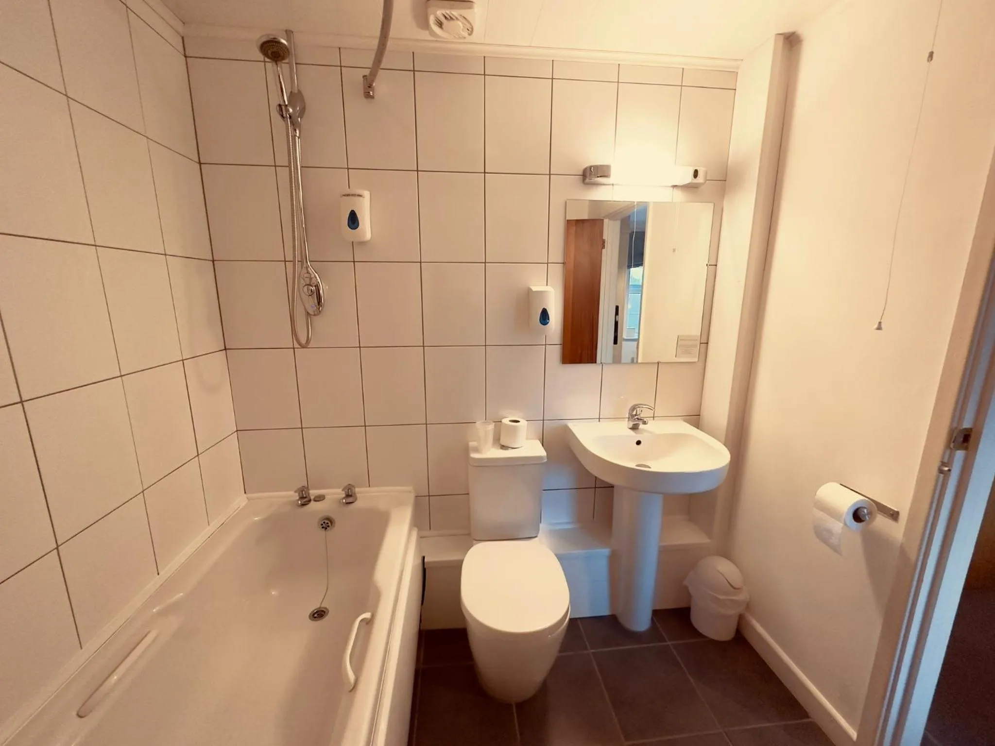 Shower in Pine Lodge Hotel & Restaurant Mansfield