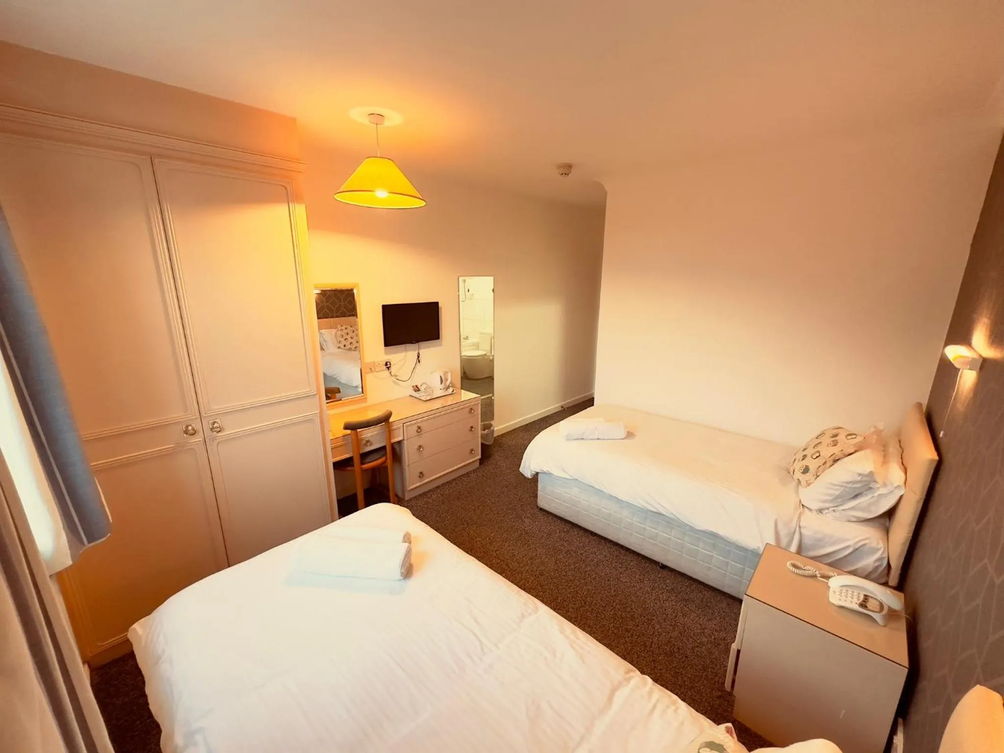 TV and multimedia, Bed in Pine Lodge Hotel & Restaurant Mansfield