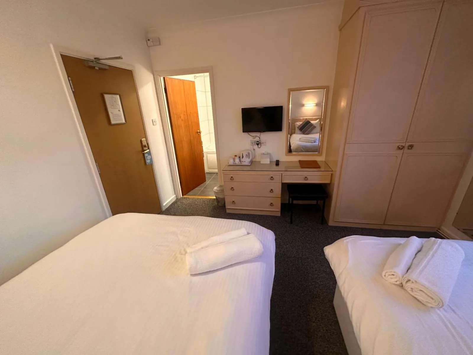 TV and multimedia, Bed in Pine Lodge Hotel & Restaurant Mansfield