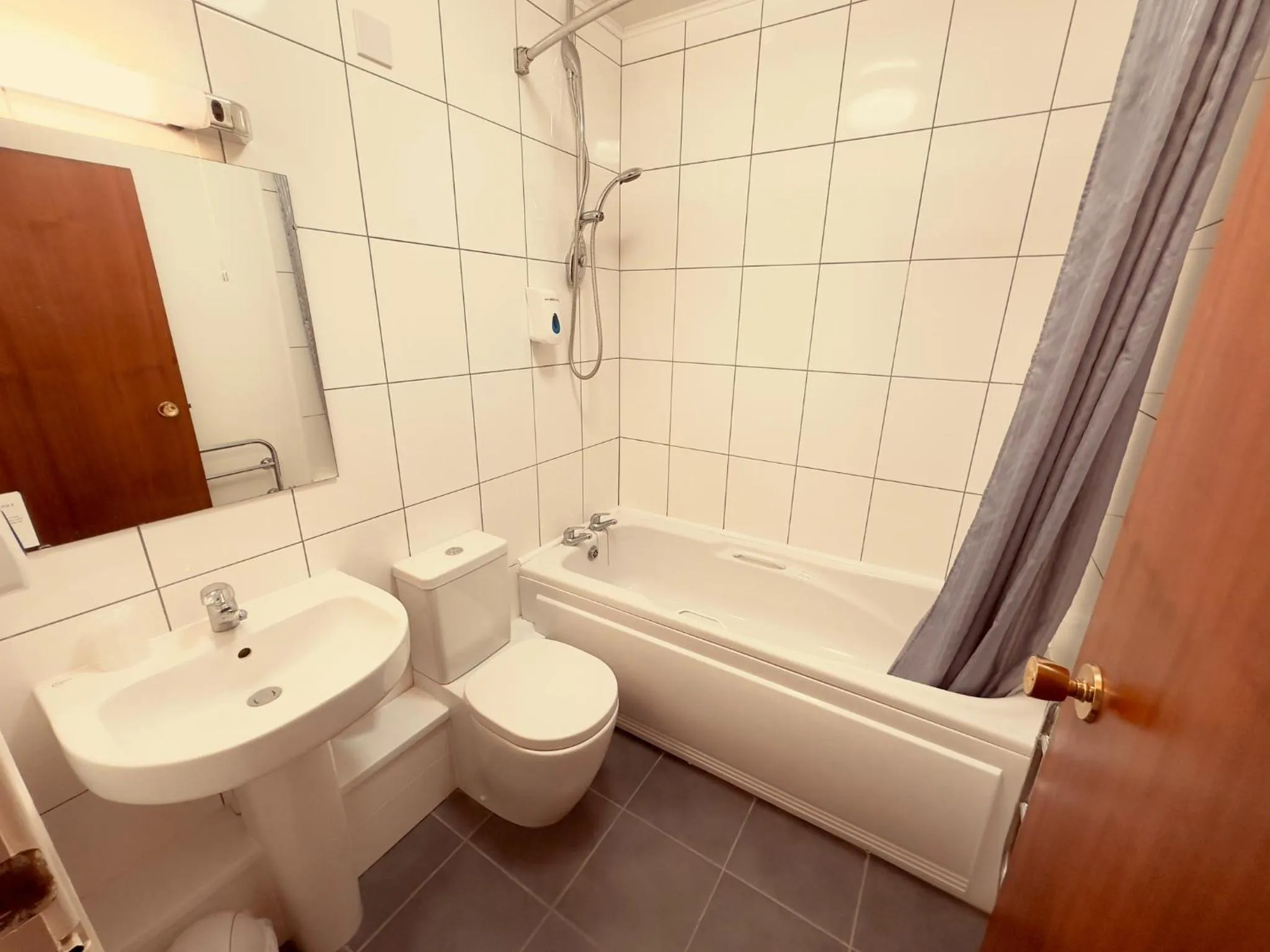 Shower in Pine Lodge Hotel & Restaurant Mansfield