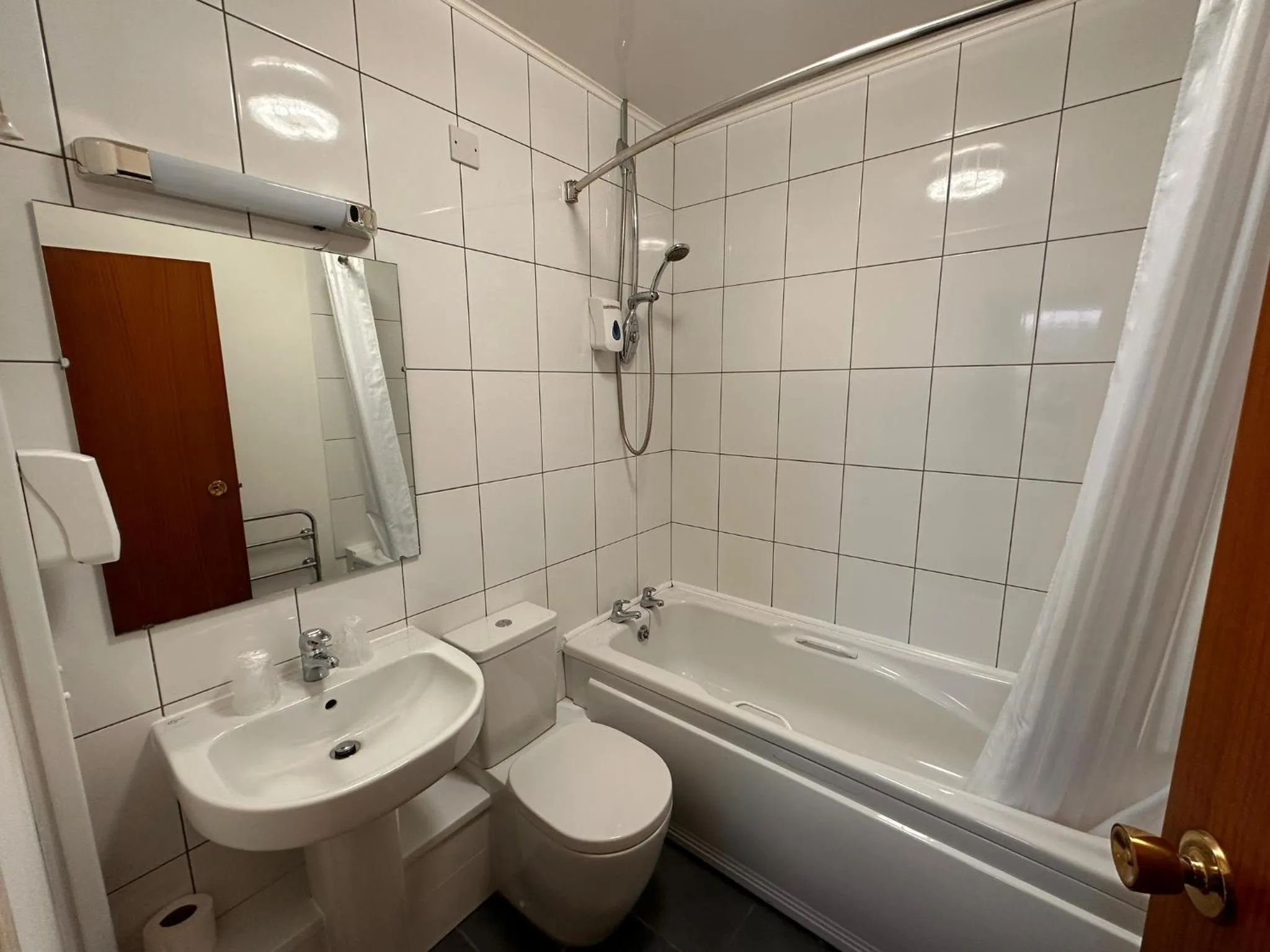 Shower in Pine Lodge Hotel & Restaurant Mansfield