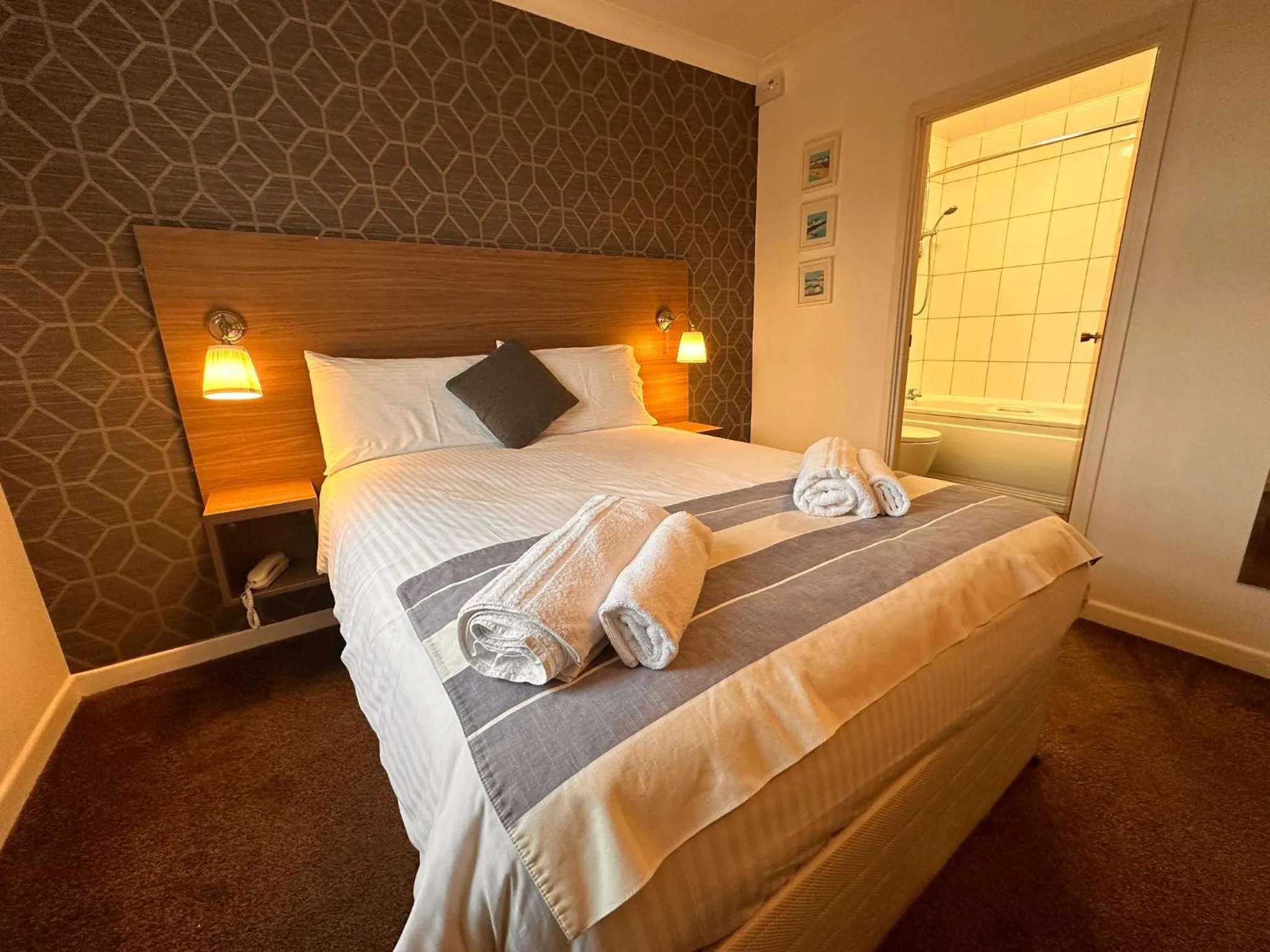 Photo of the whole room, Bed in Pine Lodge Hotel & Restaurant Mansfield