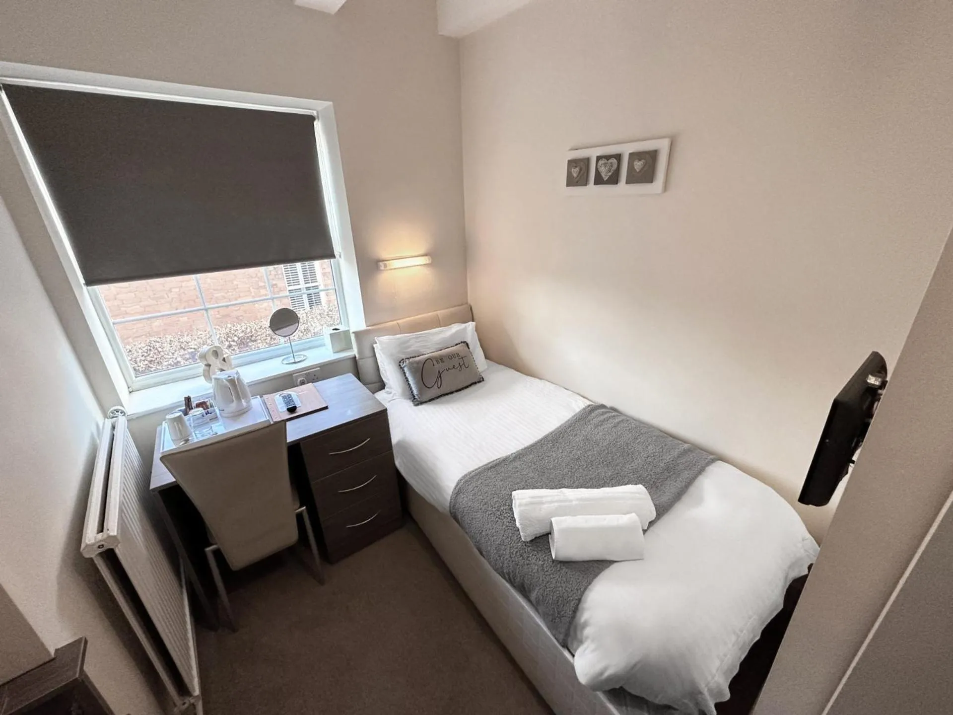 Bedroom, Bed in Pine Lodge Hotel & Restaurant Mansfield