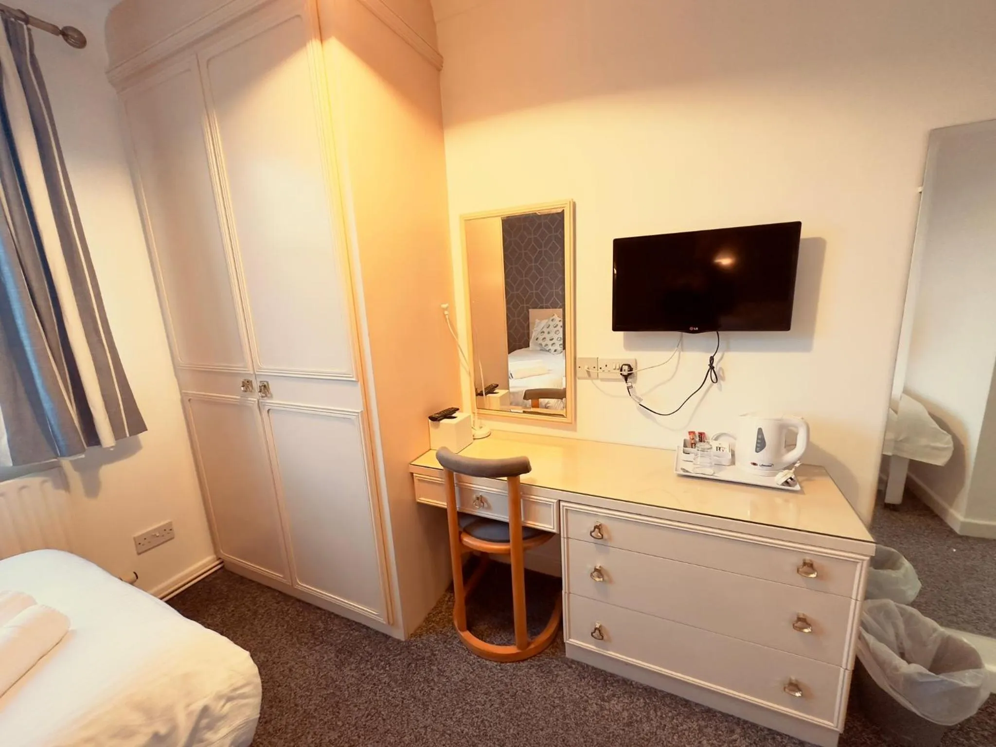TV and multimedia, Bed in Pine Lodge Hotel & Restaurant Mansfield