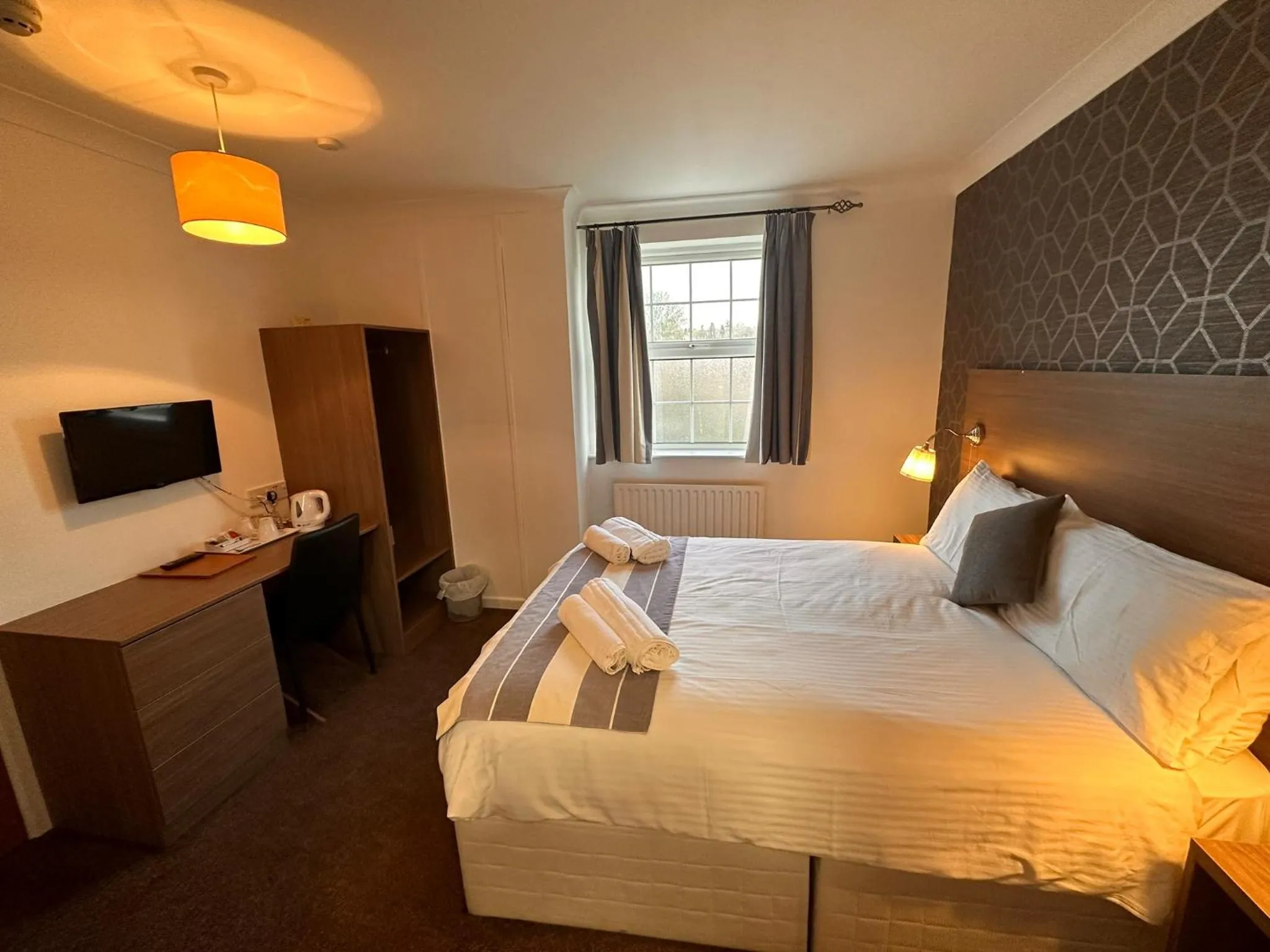 TV and multimedia, Bed in Pine Lodge Hotel & Restaurant Mansfield