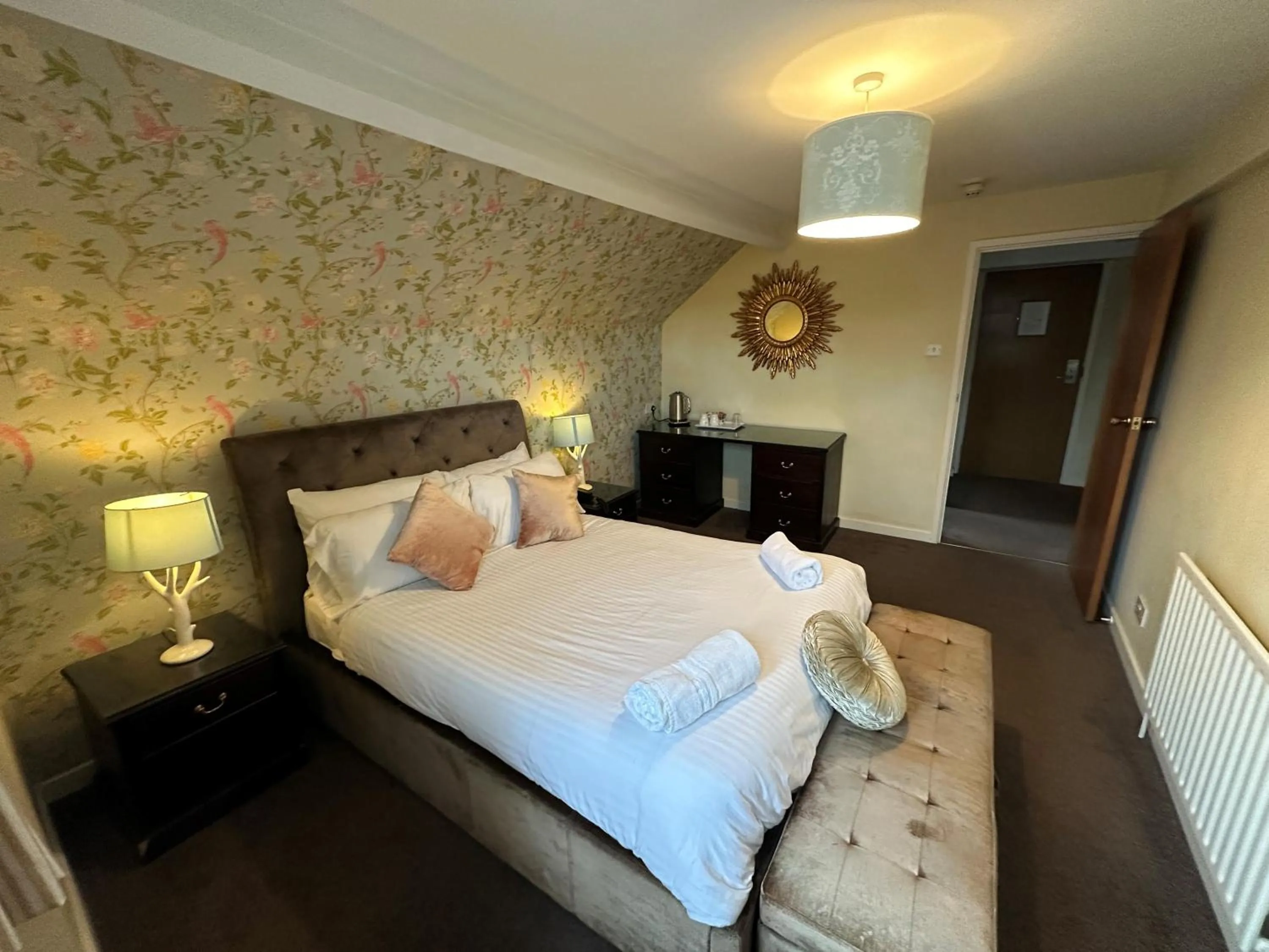 Bedroom, Bed in Pine Lodge Hotel & Restaurant Mansfield