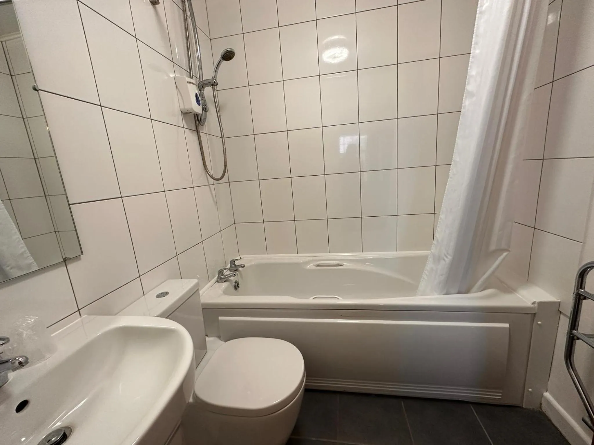 Shower in Pine Lodge Hotel & Restaurant Mansfield