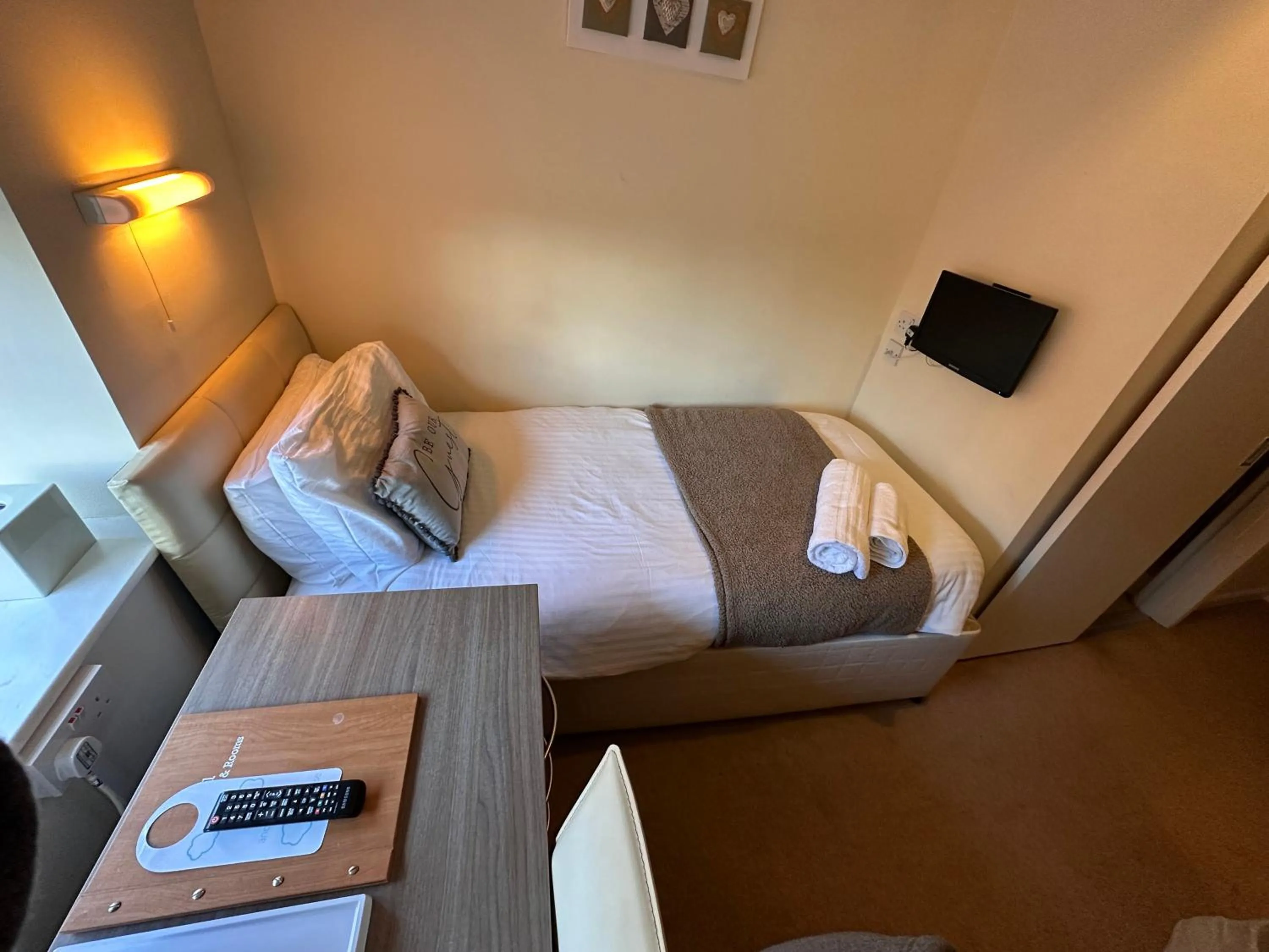 Bed in Pine Lodge Hotel & Restaurant Mansfield