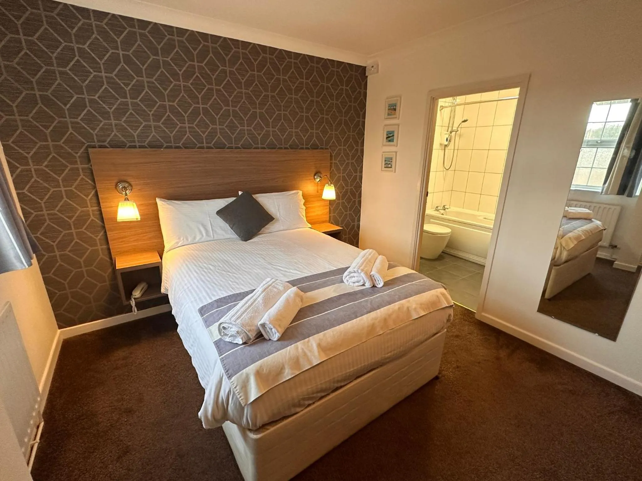 Photo of the whole room, Bed in Pine Lodge Hotel & Restaurant Mansfield