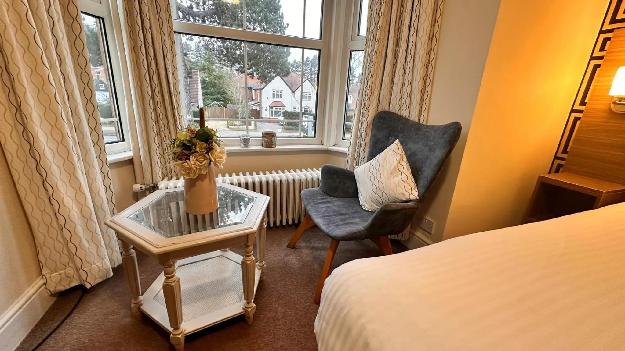 Seating area, Bed in Pine Lodge Hotel & Restaurant Mansfield