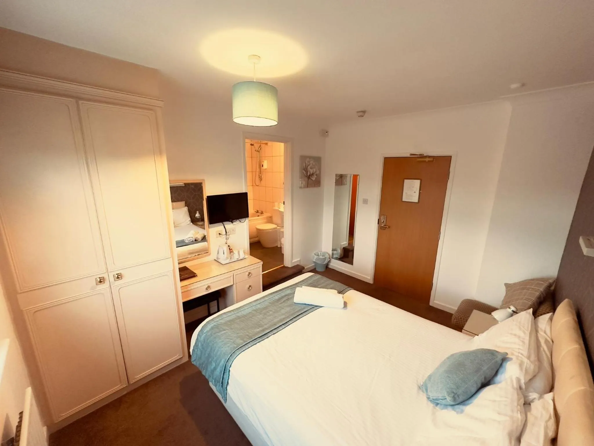 TV and multimedia, Bed in Pine Lodge Hotel & Restaurant Mansfield