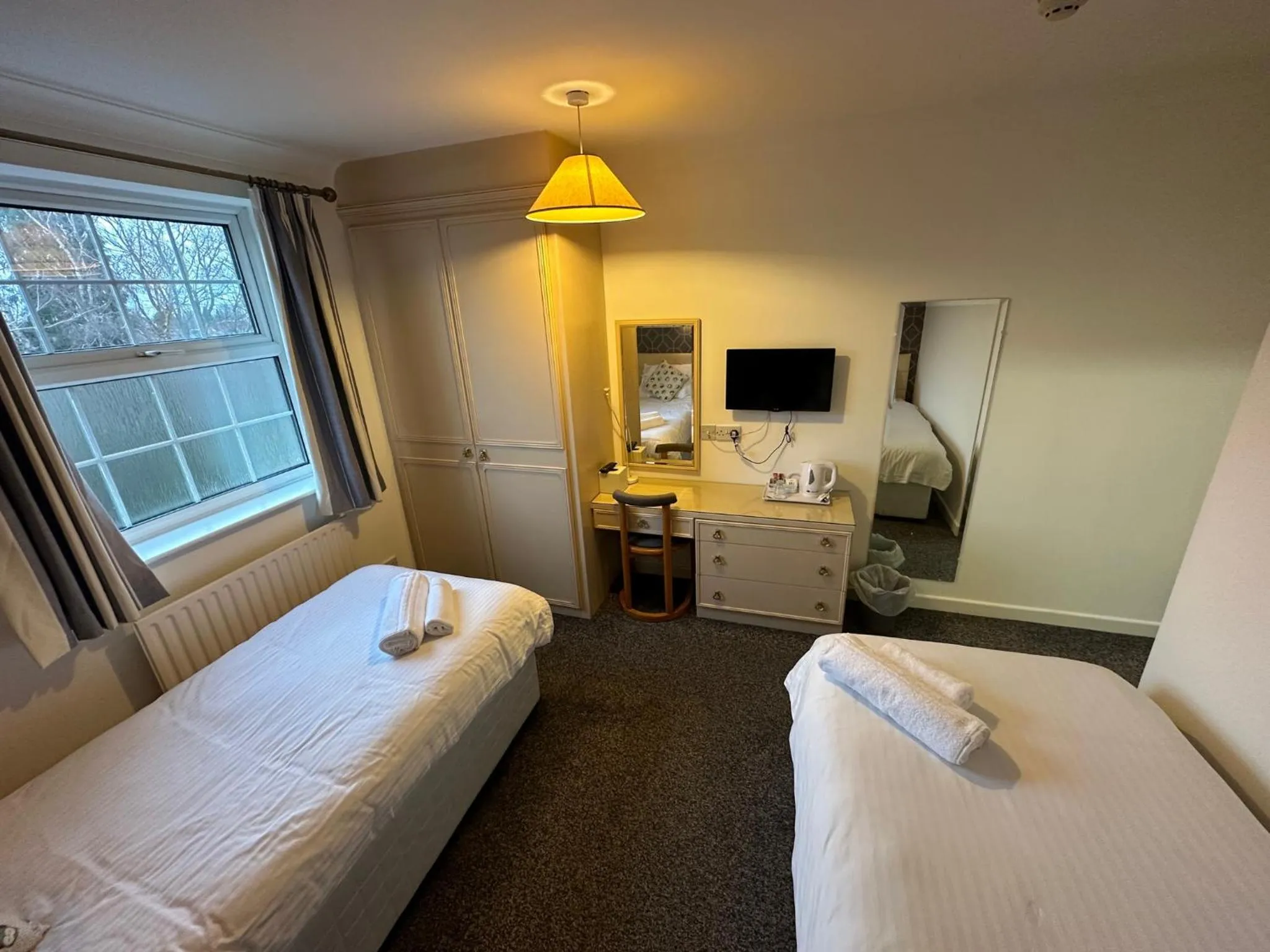 TV and multimedia, Bed in Pine Lodge Hotel & Restaurant Mansfield