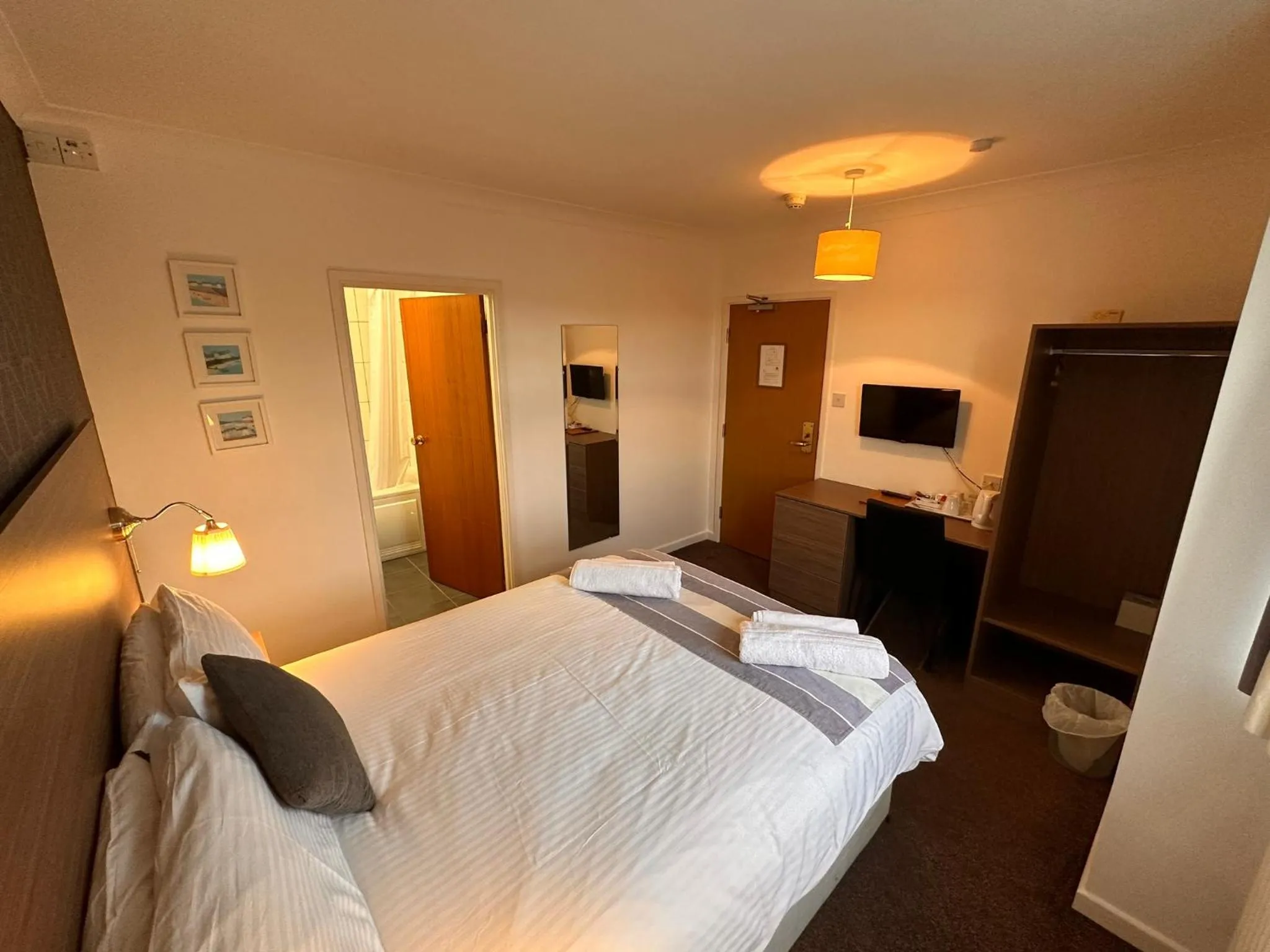 Bed in Pine Lodge Hotel & Restaurant Mansfield