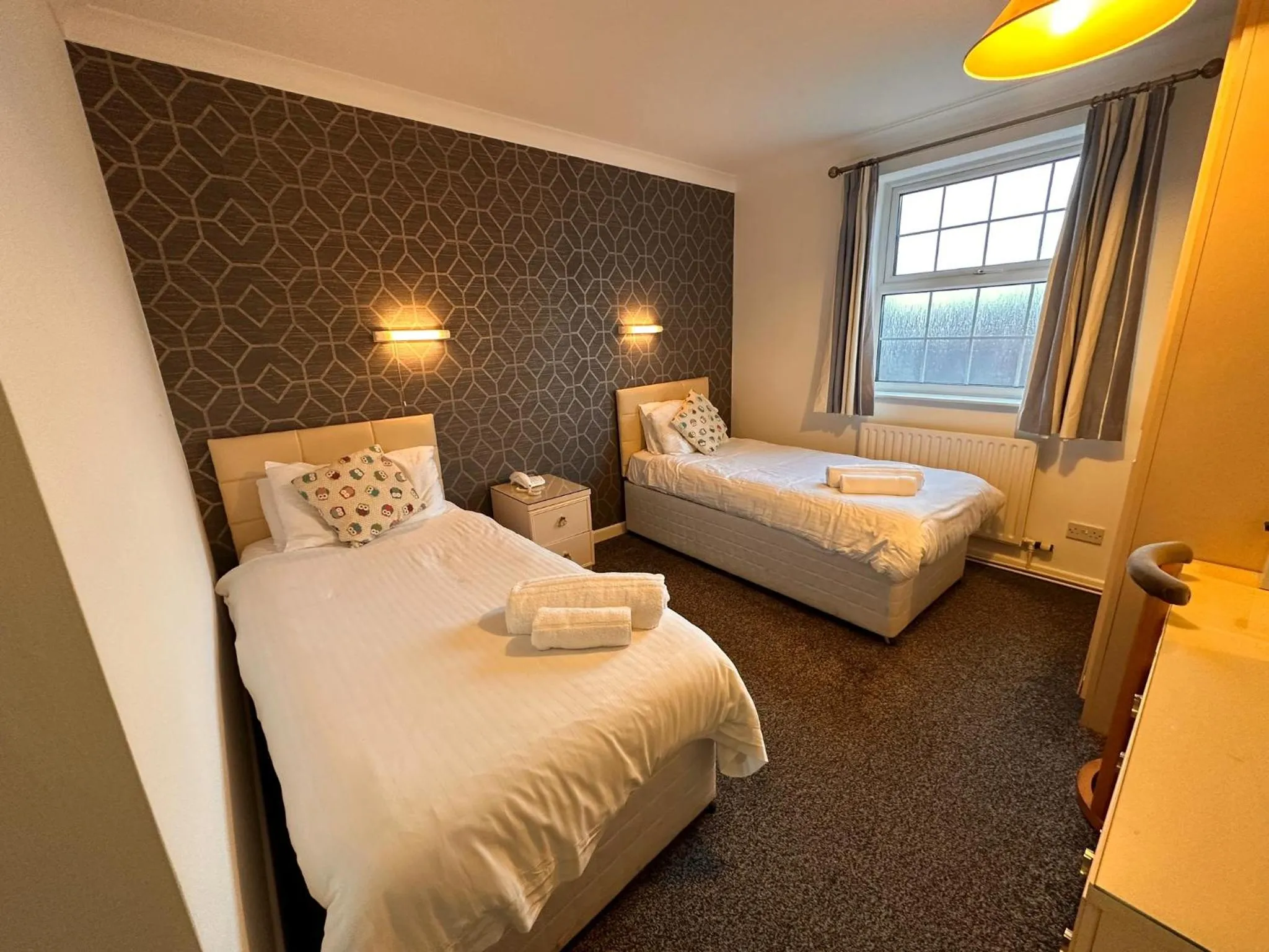 Photo of the whole room, Bed in Pine Lodge Hotel & Restaurant Mansfield