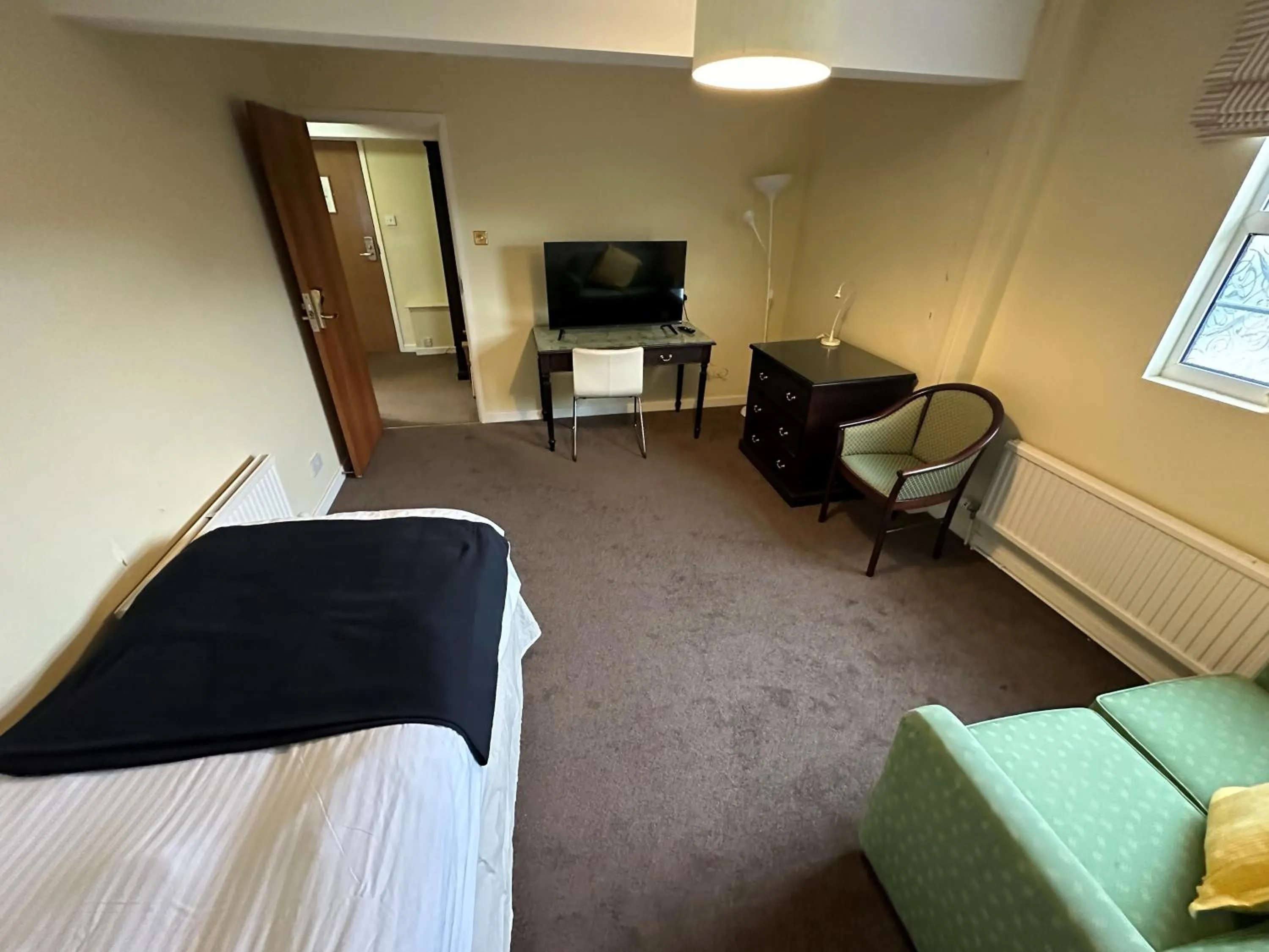 Living room, Bed in Pine Lodge Hotel & Restaurant Mansfield