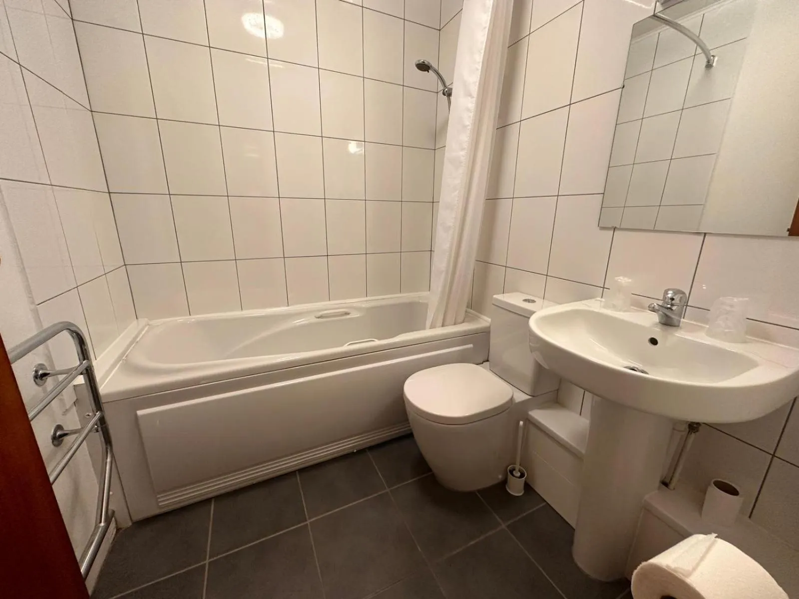 Shower in Pine Lodge Hotel & Restaurant Mansfield