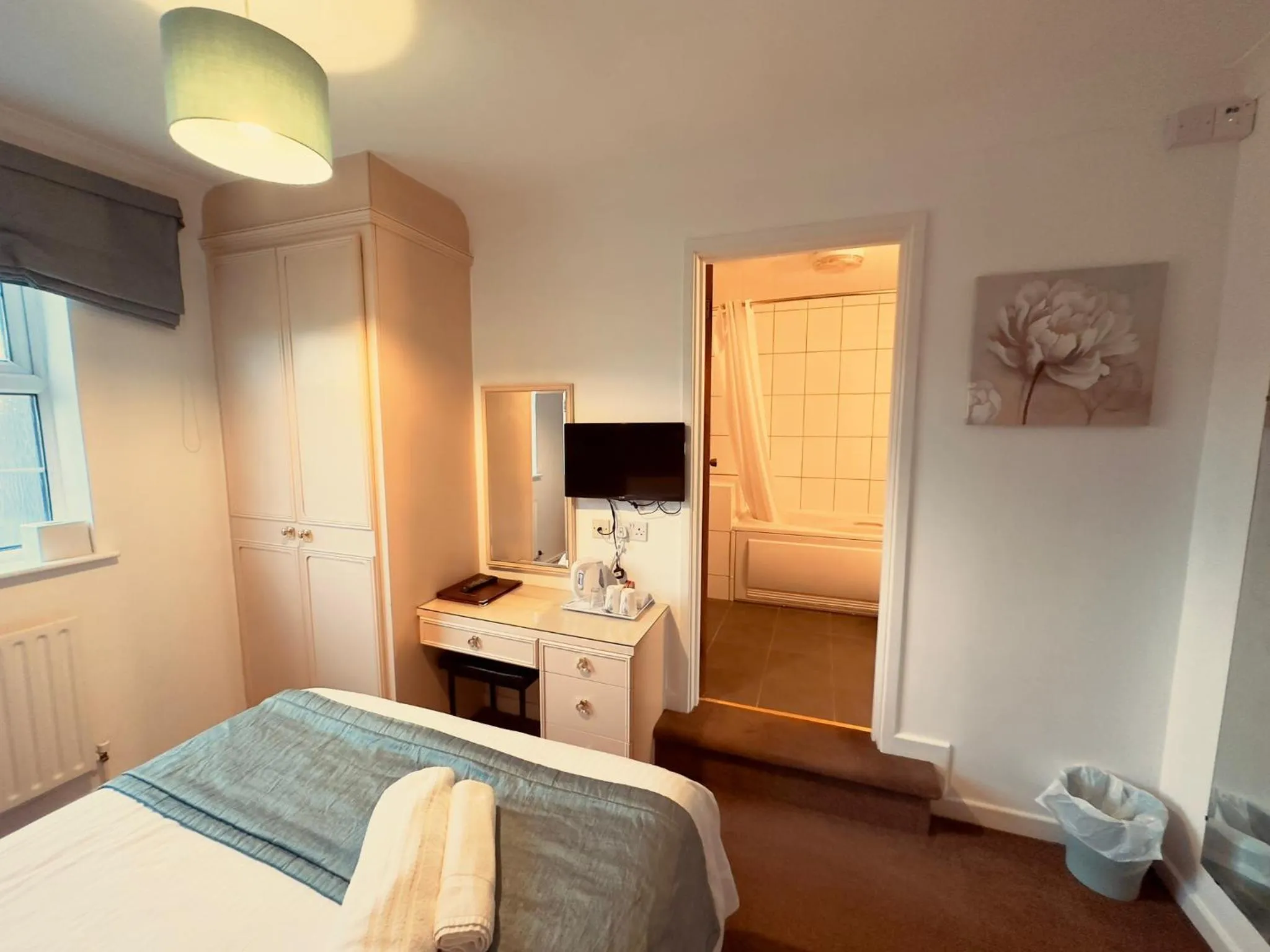 Bed in Pine Lodge Hotel & Restaurant Mansfield