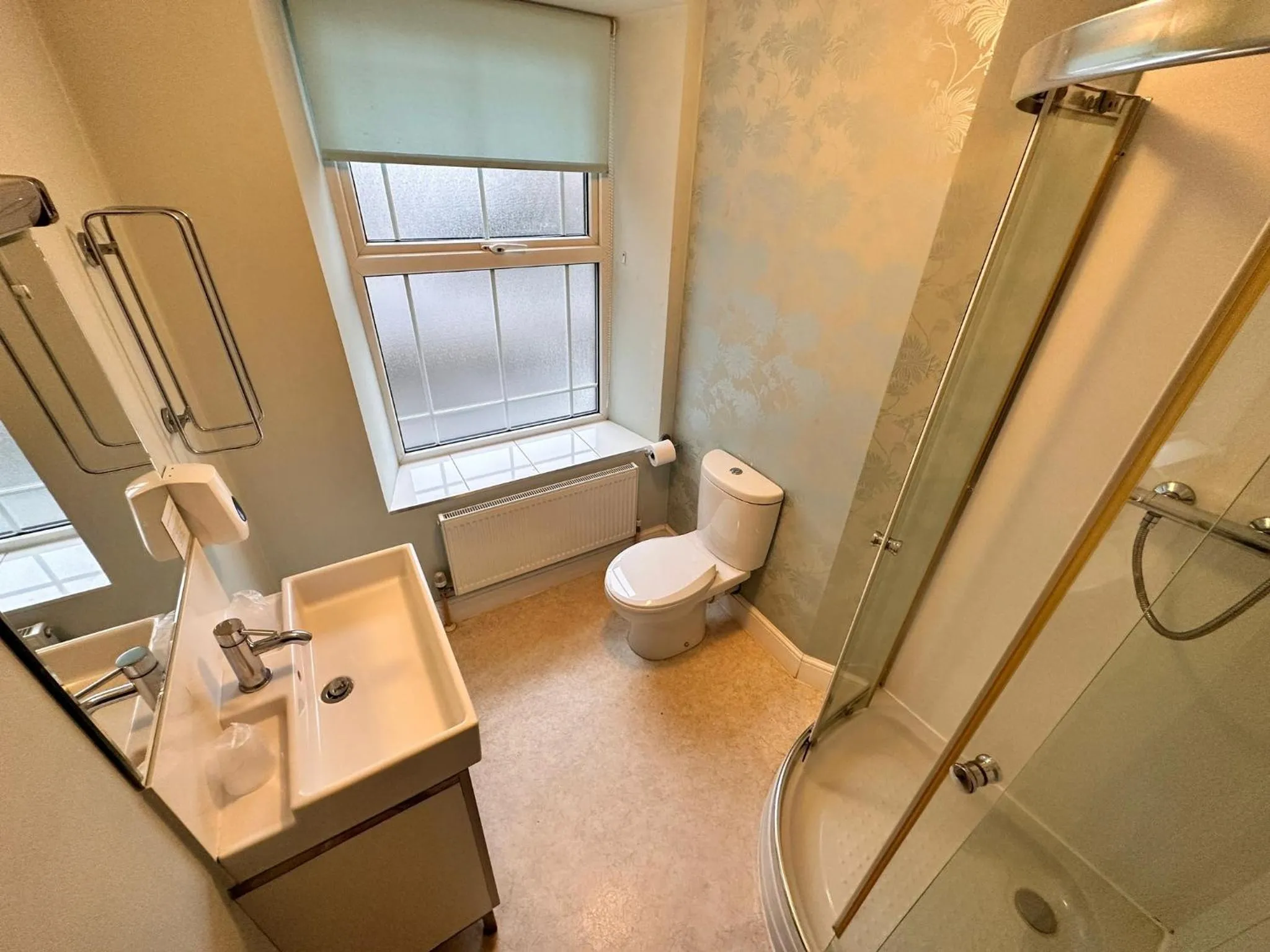 Shower in Pine Lodge Hotel & Restaurant Mansfield