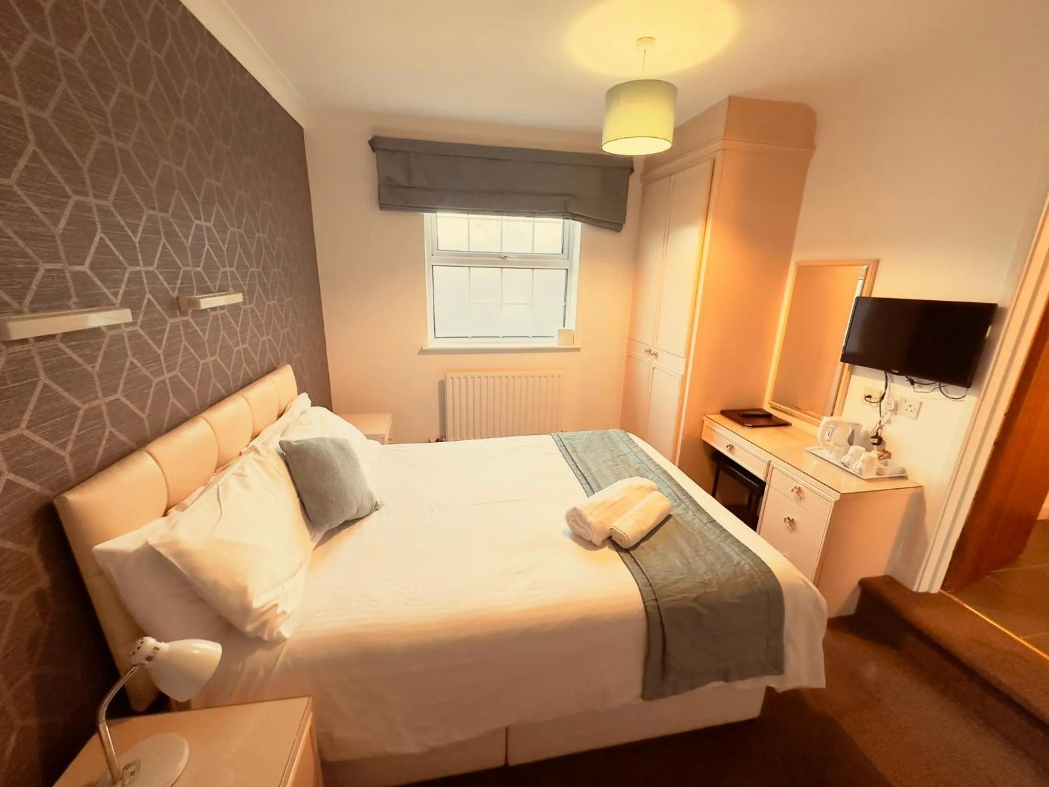 Bed in Pine Lodge Hotel & Restaurant Mansfield