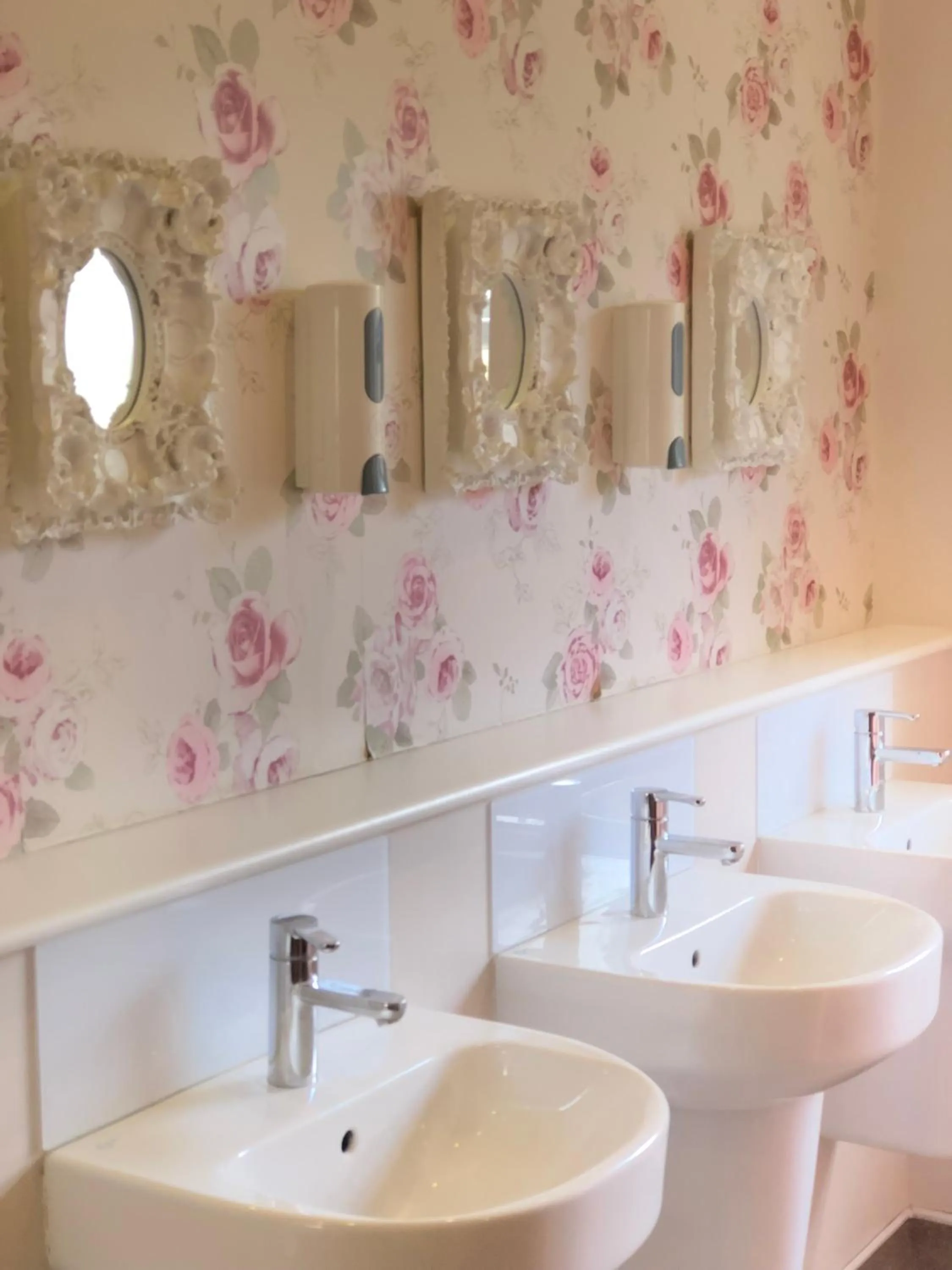 Toilet in Pine Lodge Hotel & Restaurant Mansfield