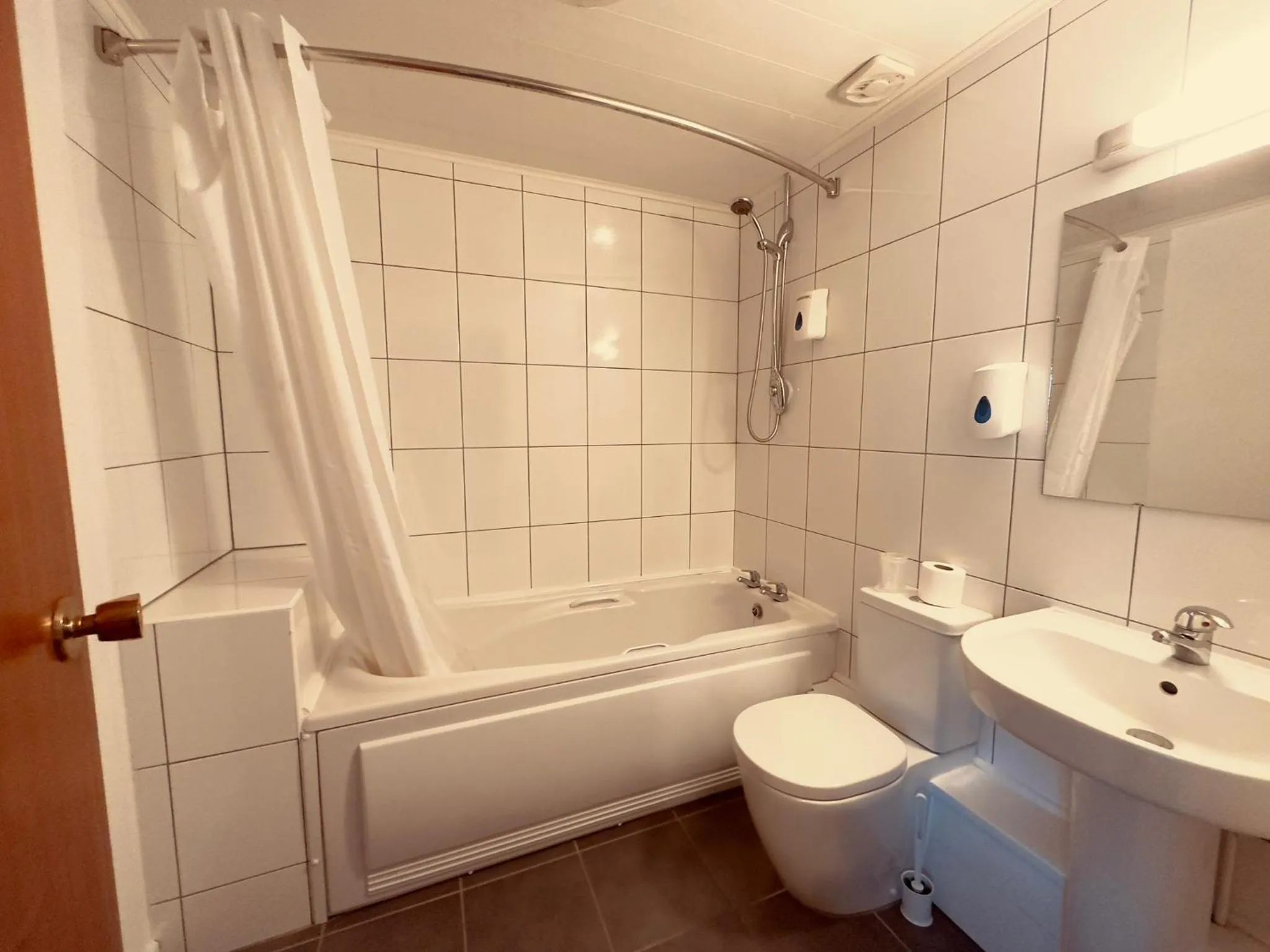 Bathroom in Pine Lodge Hotel & Restaurant Mansfield