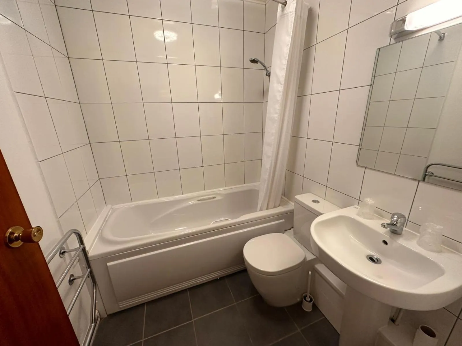 Shower in Pine Lodge Hotel & Restaurant Mansfield