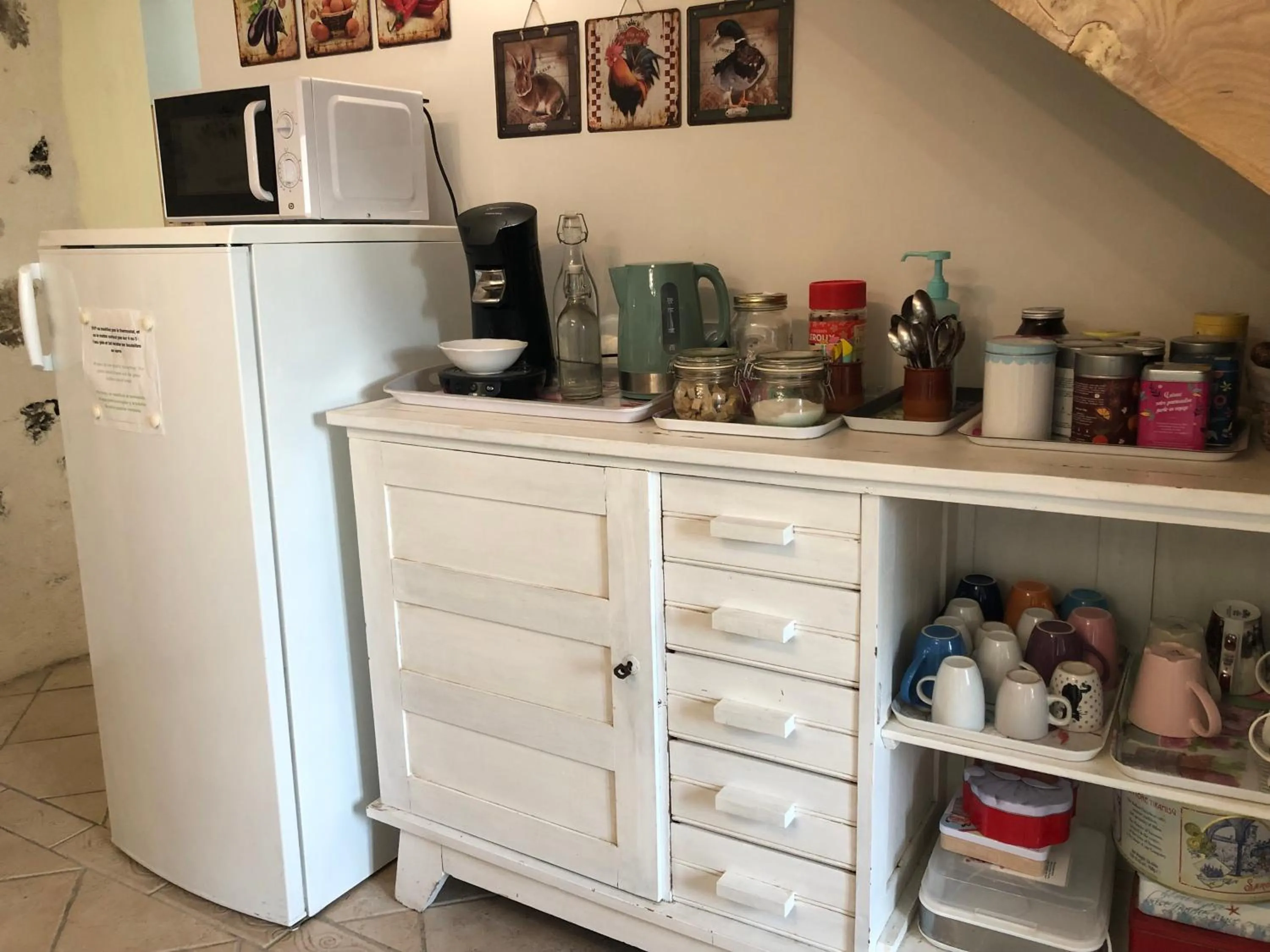 Coffee/tea facilities in Les chambres d'hôtes de Pascale