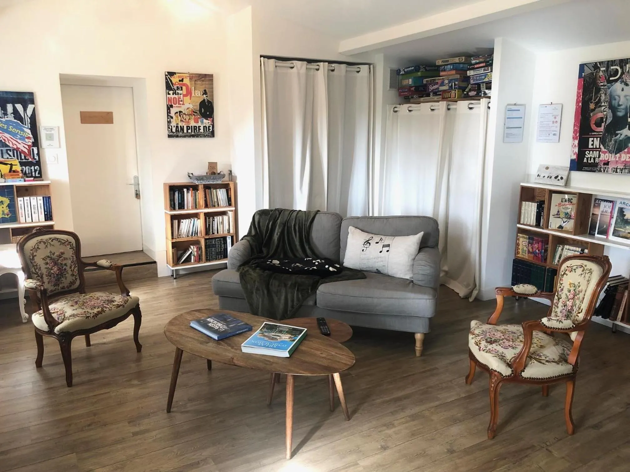 Communal lounge/ TV room in Les chambres d'hôtes de Pascale