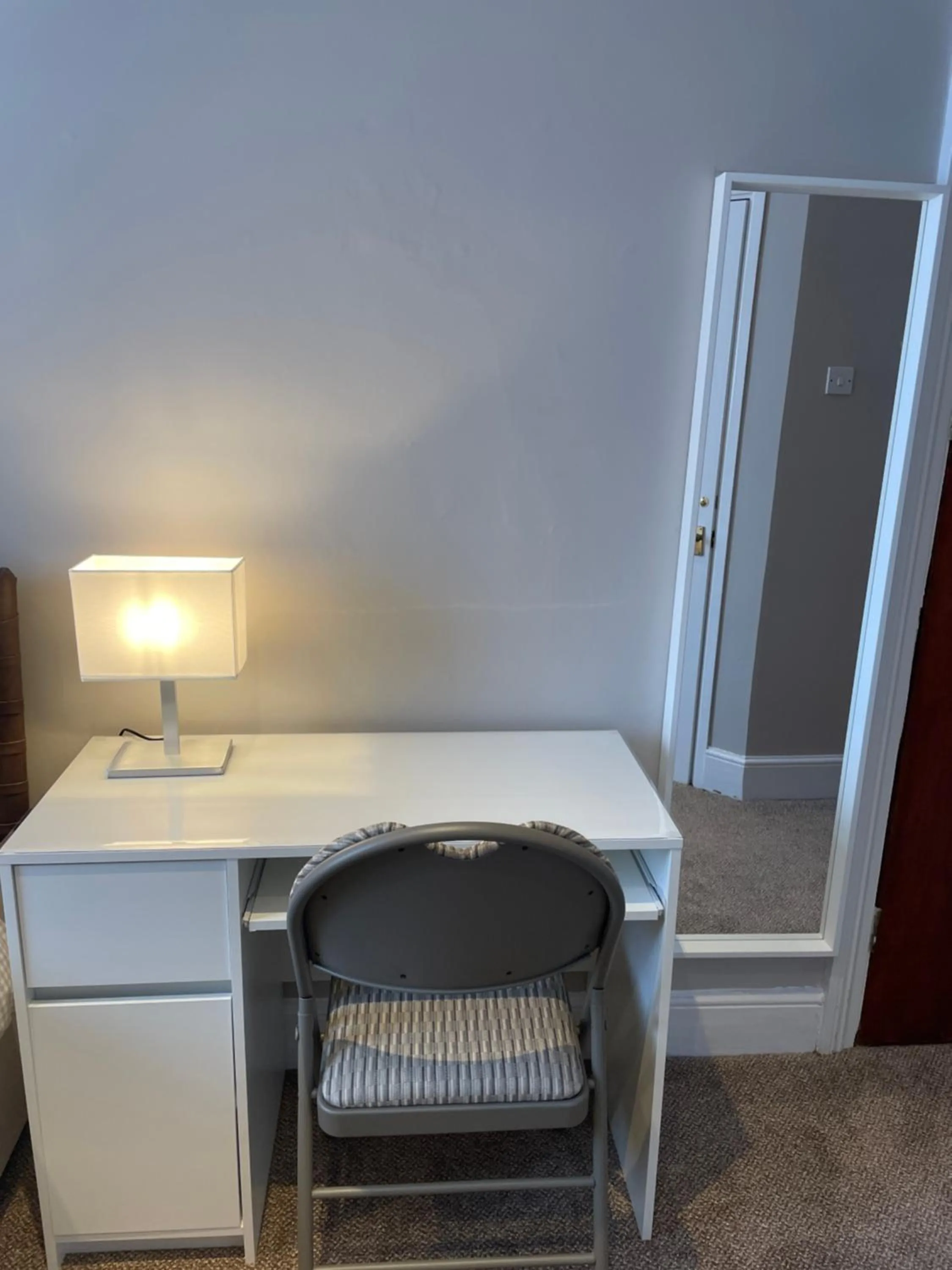 hair dresser in Aabba Guest House