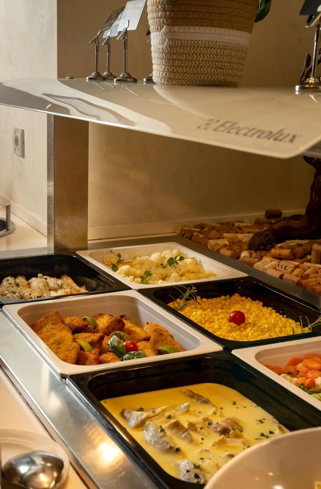 Restaurant/places to eat in Hotel Lapad