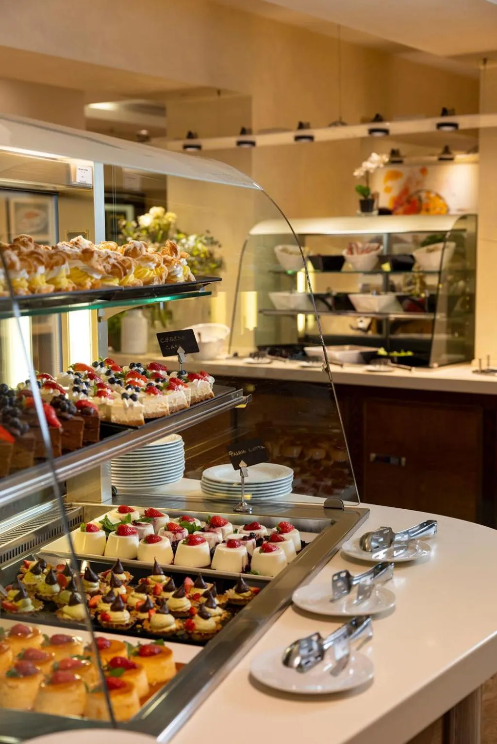 Restaurant/places to eat in Hotel Lapad