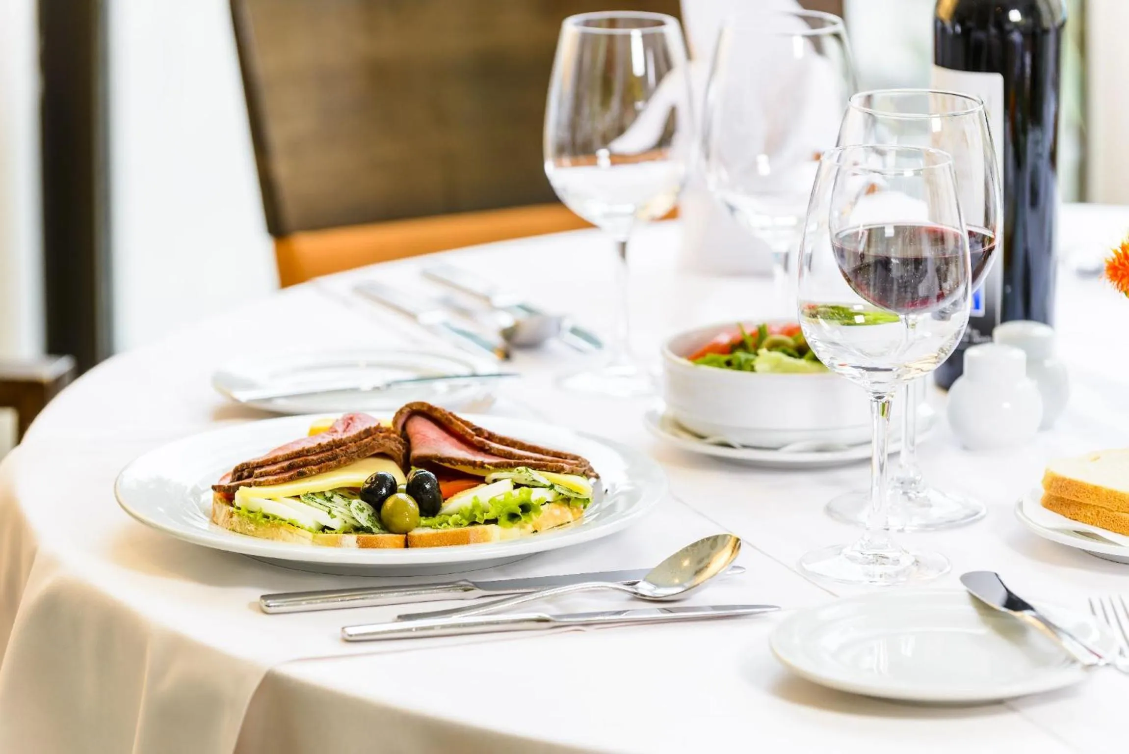 Restaurant/places to eat in Hotel Lapad