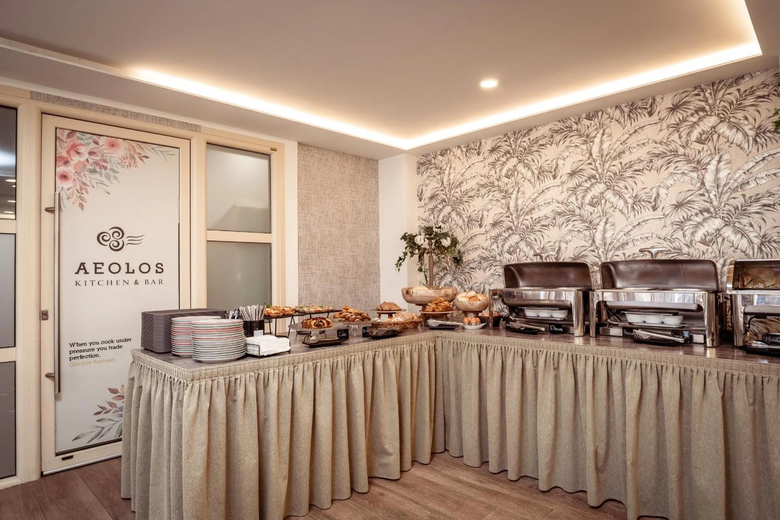 Food and drinks in Aeolos Boutique Hotel & Suites