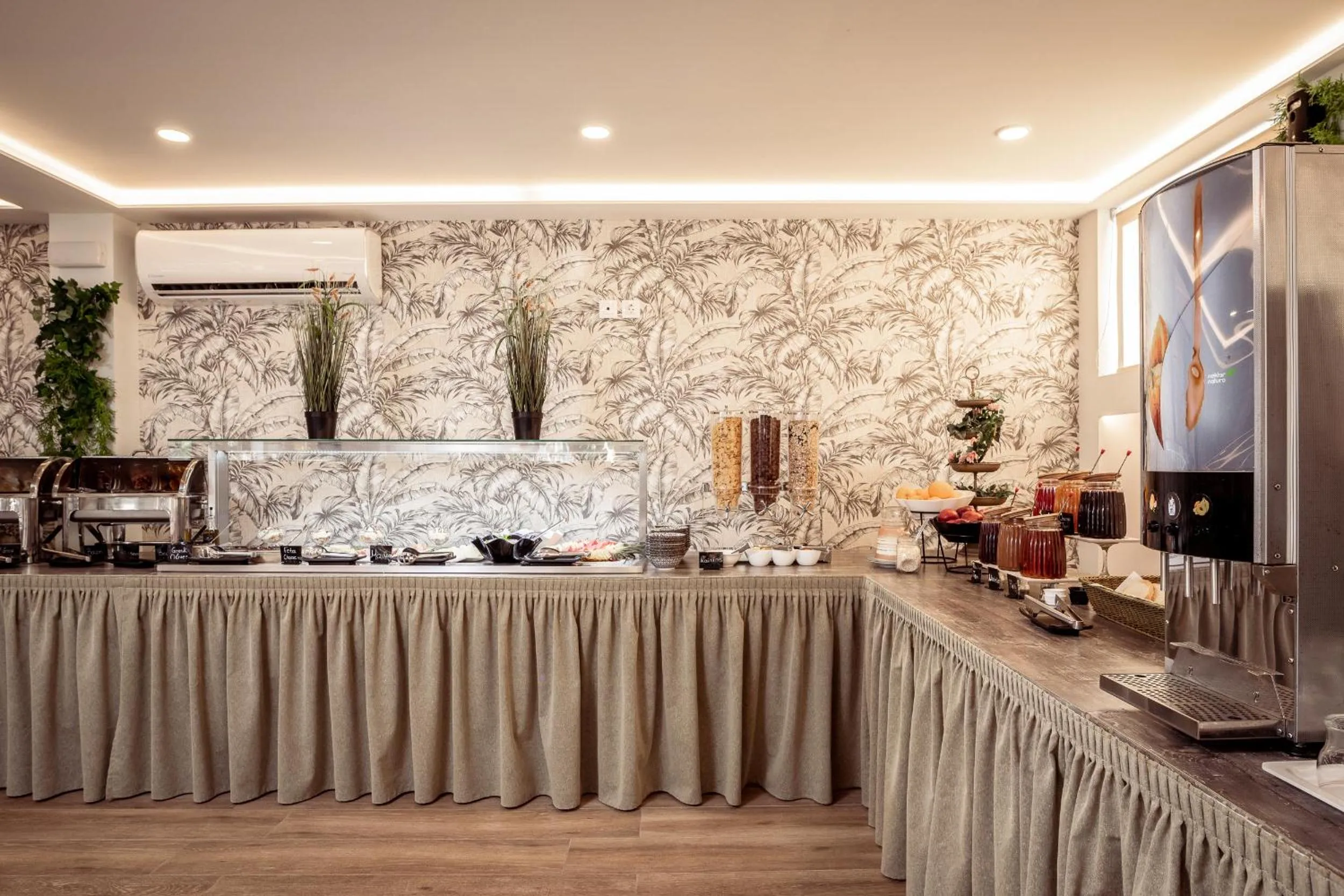 Food and drinks in Aeolos Boutique Hotel & Suites