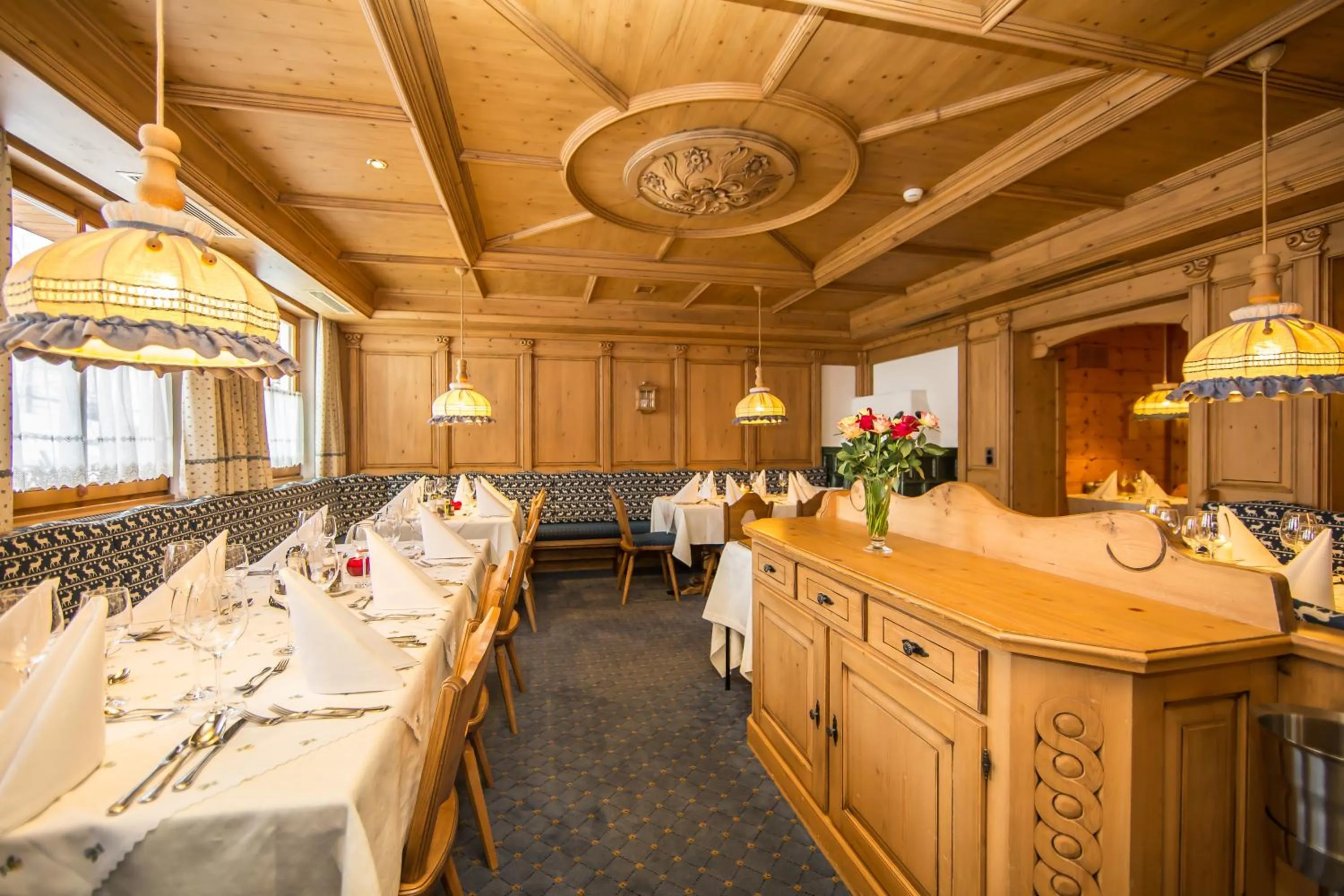 Restaurant/places to eat in Hotel Cresta