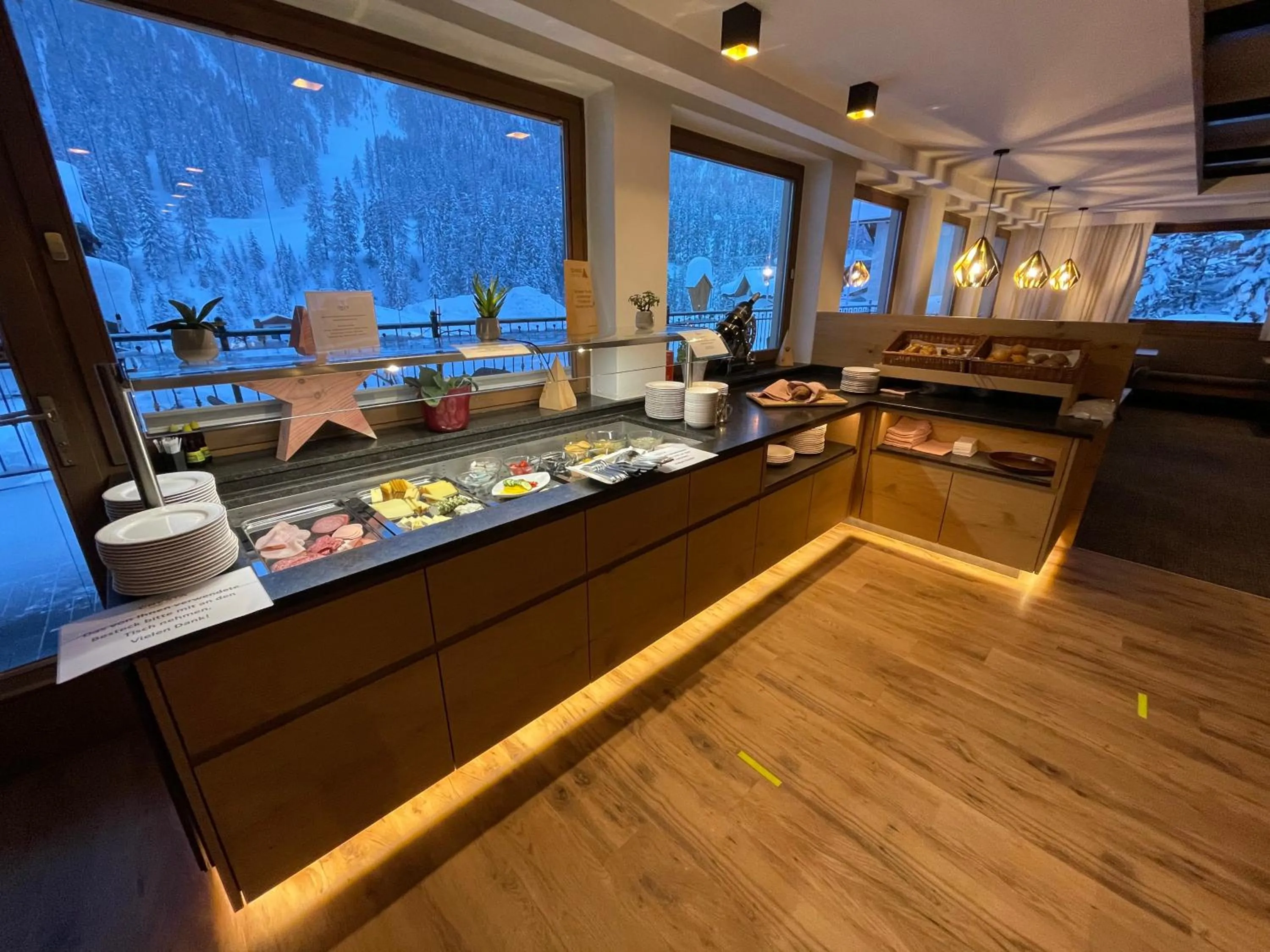 Buffet breakfast in Hotel Cresta