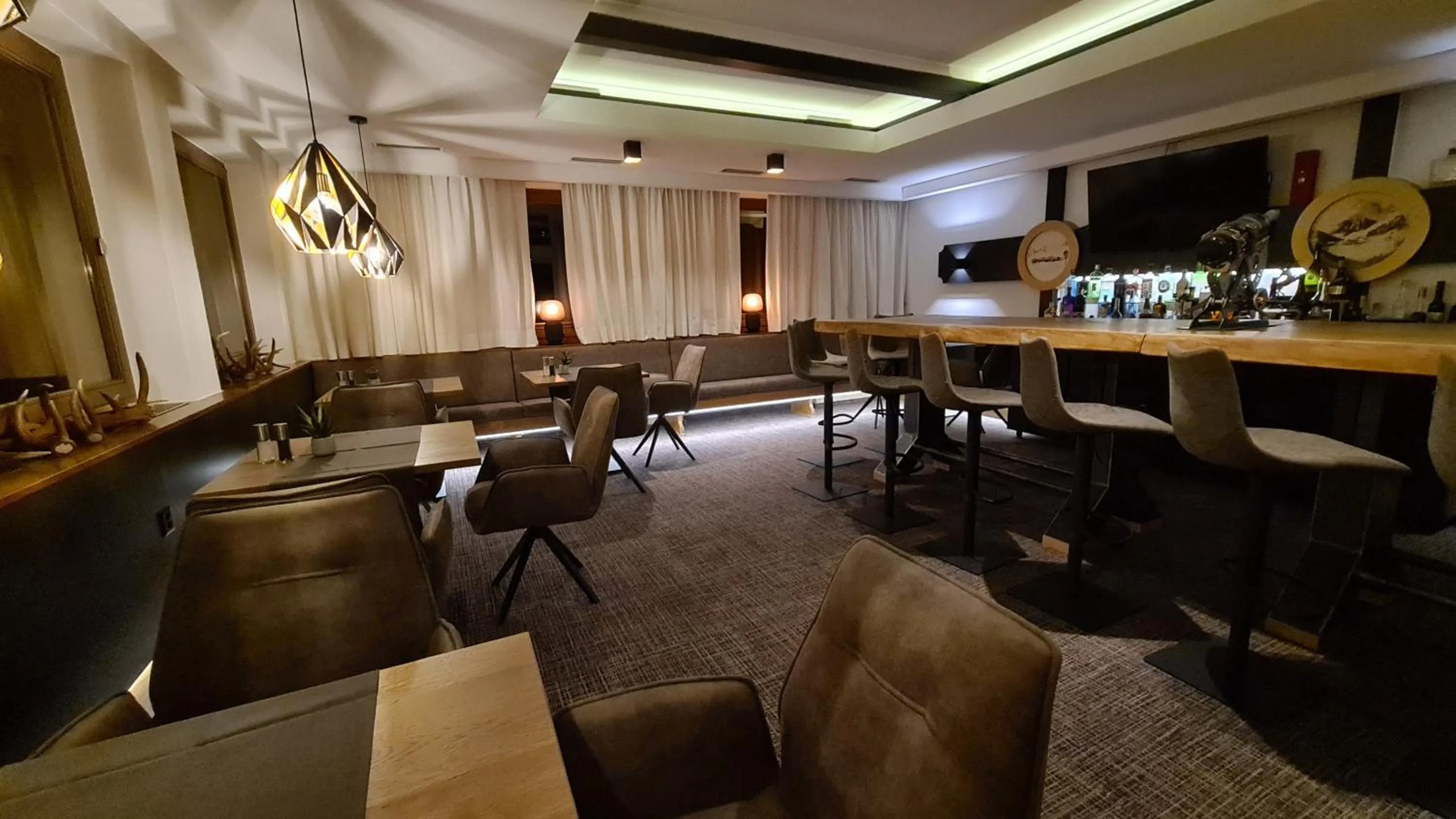 Restaurant/places to eat in Hotel Cresta