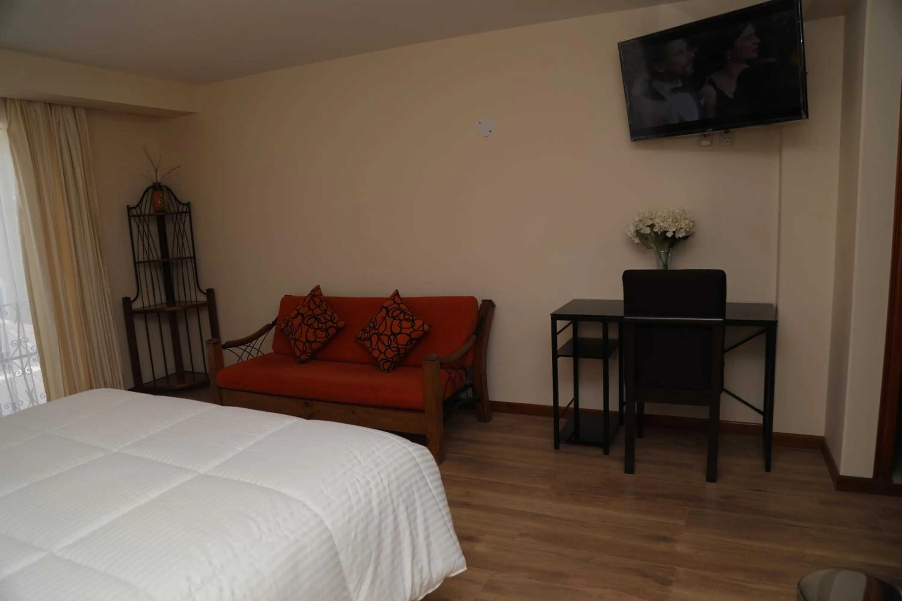 Seating area, Bed in Sol Plaza Hotel