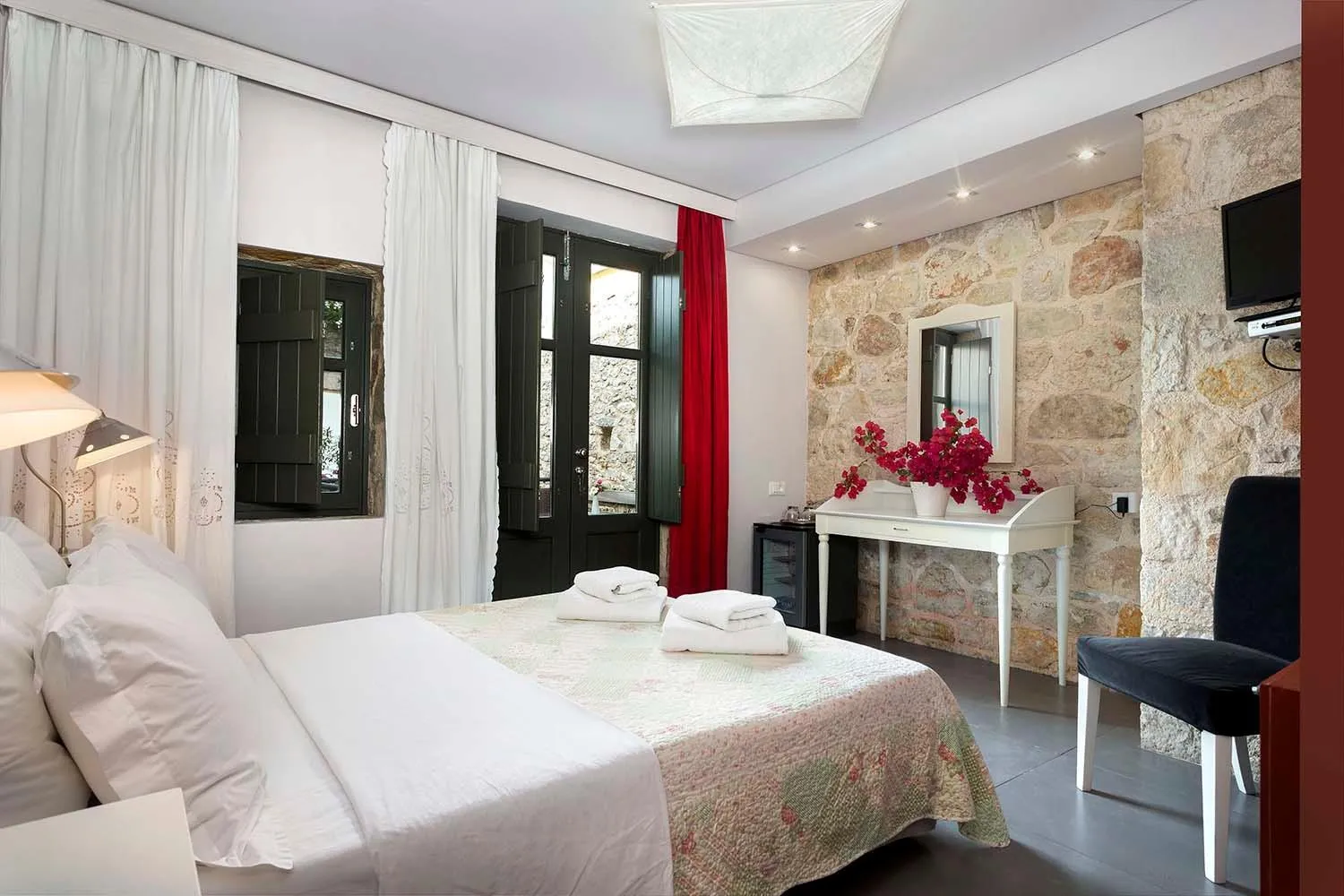 Photo of the whole room, Bed in Familia