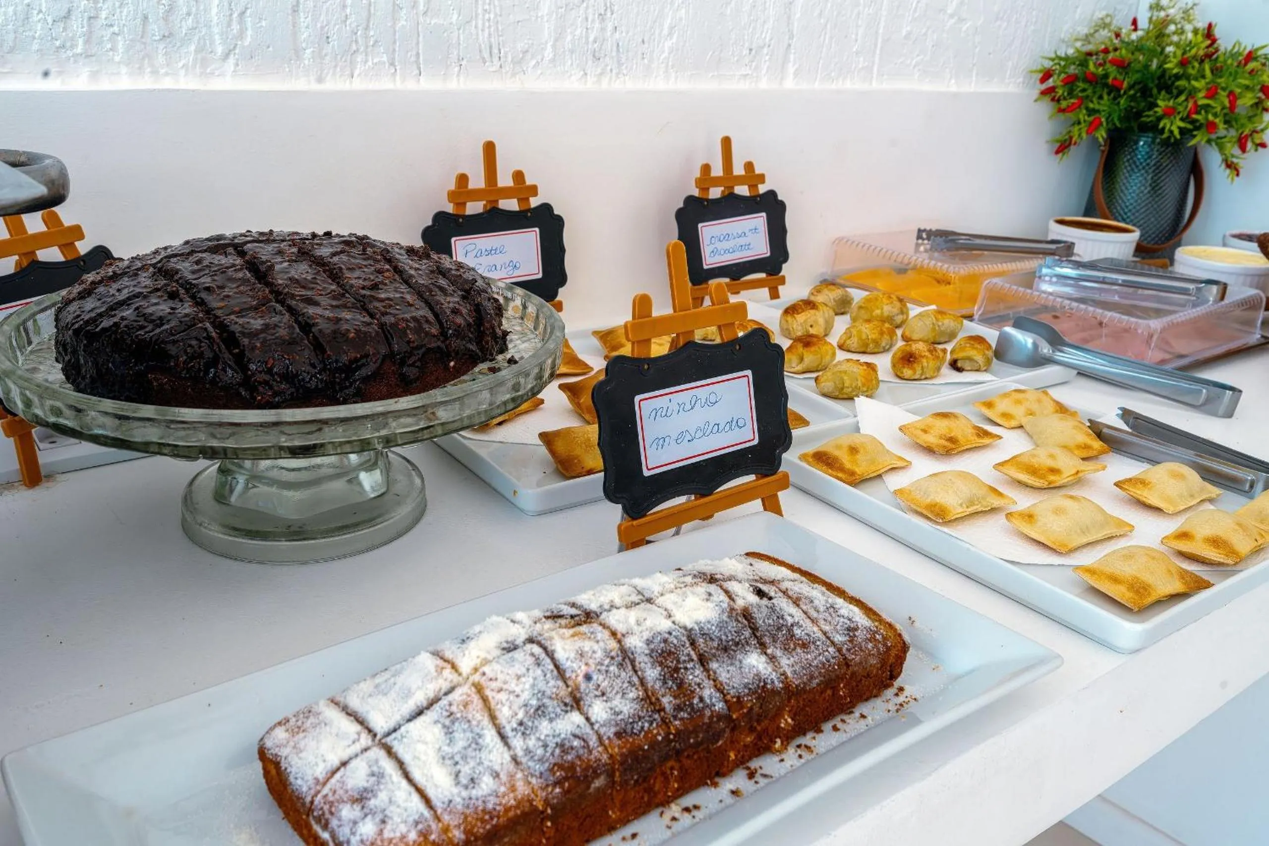 Buffet breakfast in Pousada Solar dos Lírios - Praia do Rosa