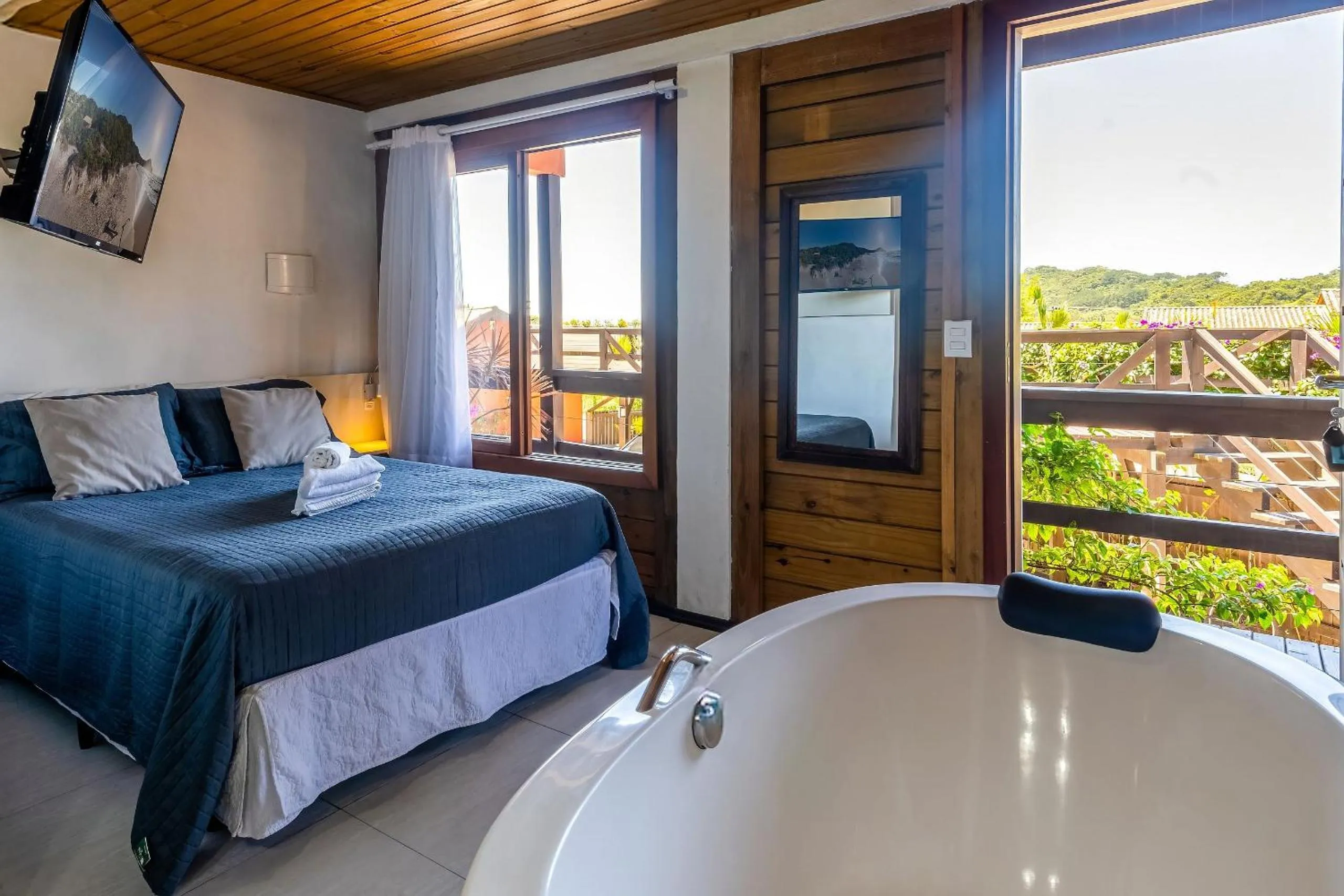 Hot Tub, Bed in Pousada Solar dos Lírios - Praia do Rosa