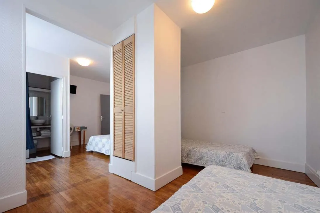 Bed in HOTEL DE LA POMME D'OR