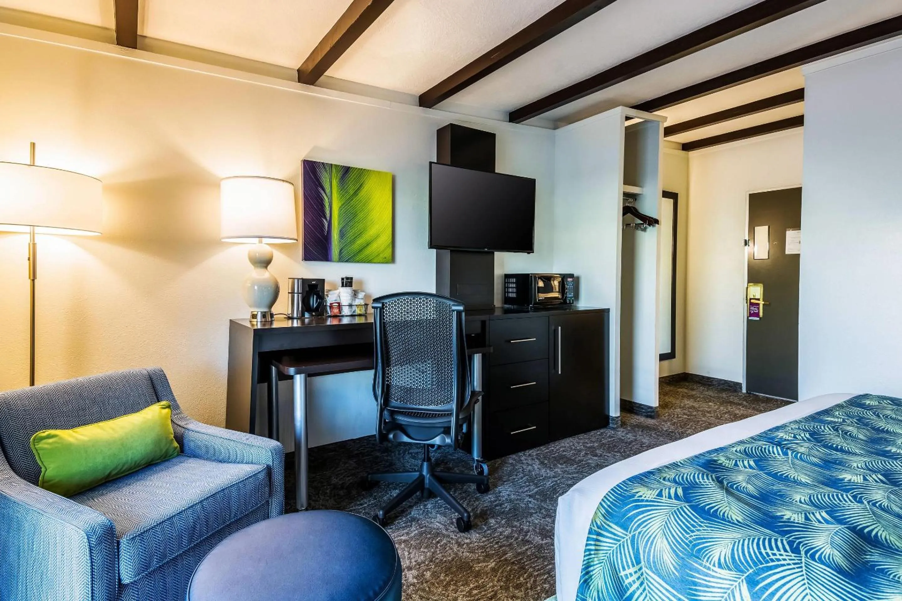 Bedroom, Bed in Oasis Hotel and Conv Center, an Ascend Collection Hotel