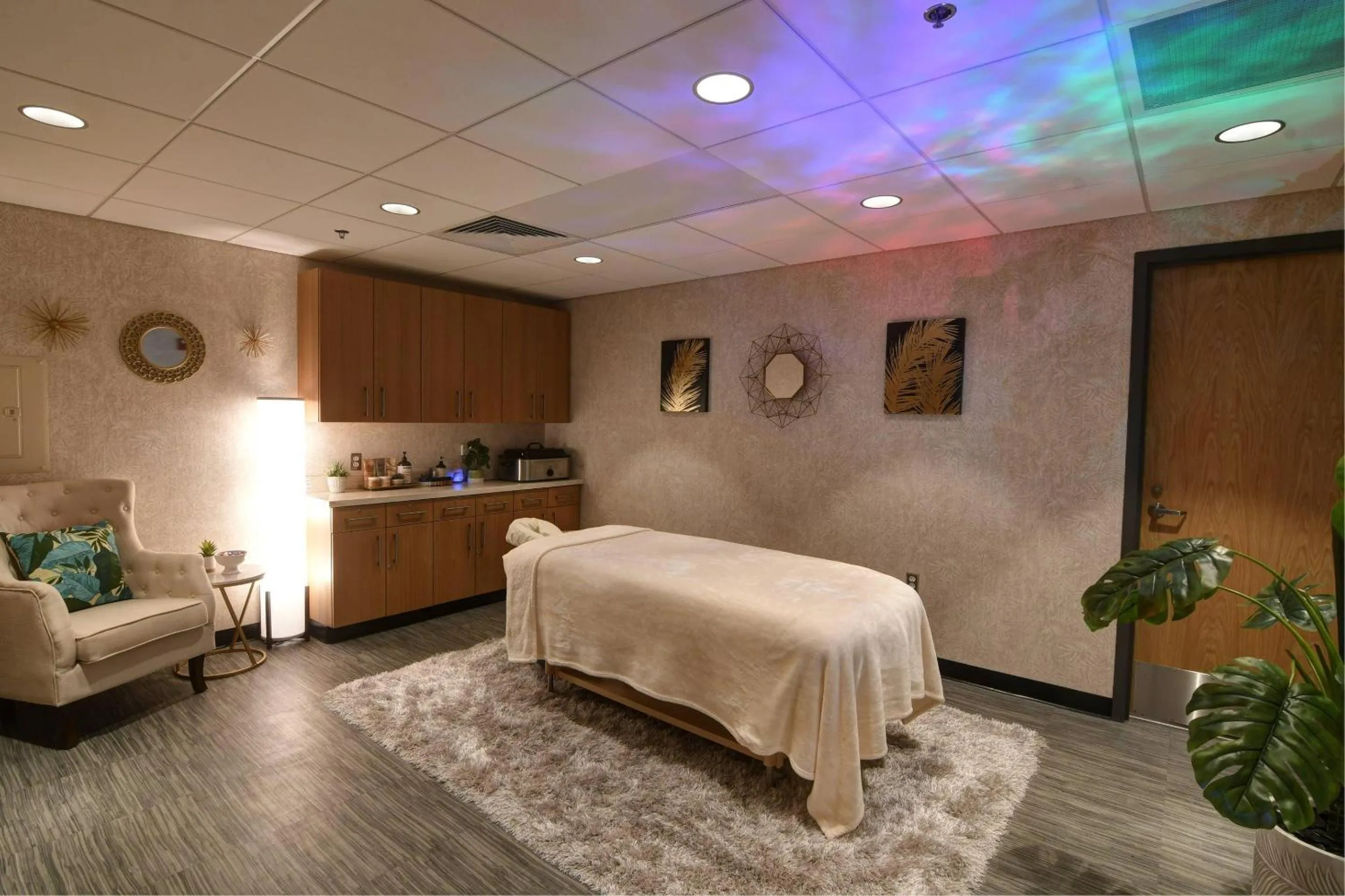 Swimming pool, Bed in Oasis Hotel and Conv Center, an Ascend Collection Hotel